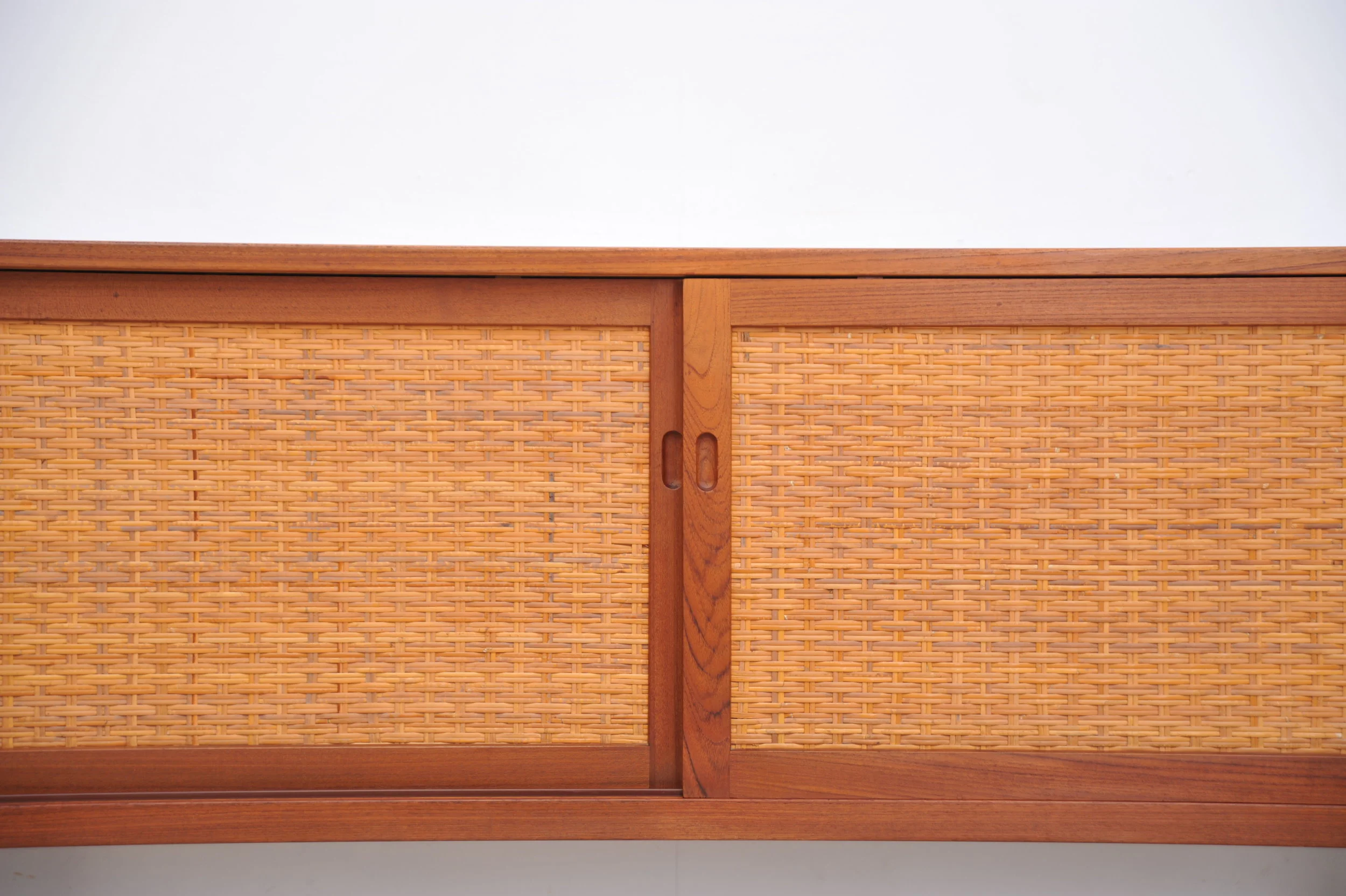hans-wegner-at26-ry26-ry-mobler-teak-eiche-sideboard-modern-dänemark-rohrgeflecht-türen.JPG