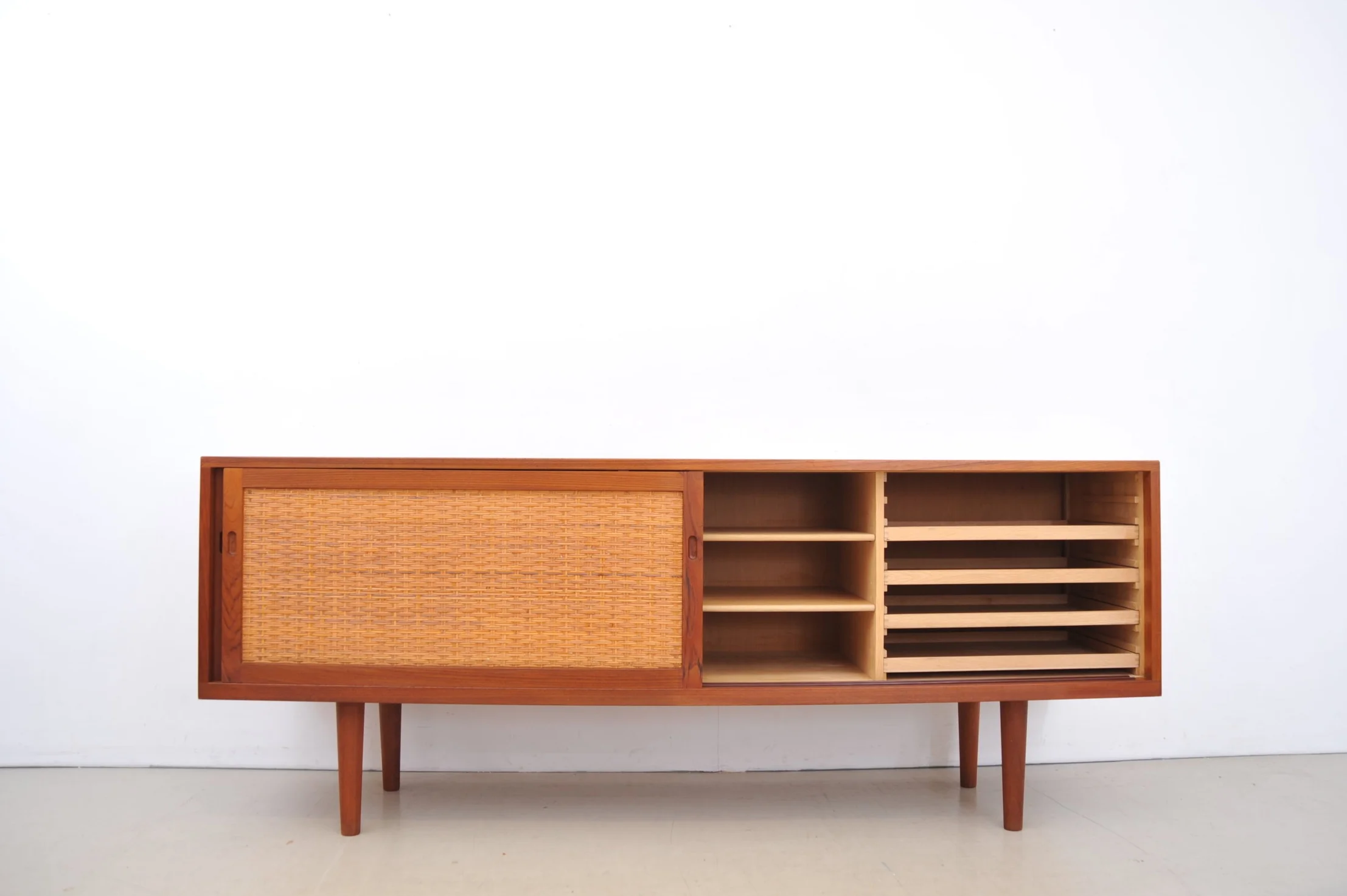 hans-wegner-at26-ry26-ry-mobler-teak-eiche-sideboard-modern-dänemark-rohrgeflecht-einlegeböden.JPG