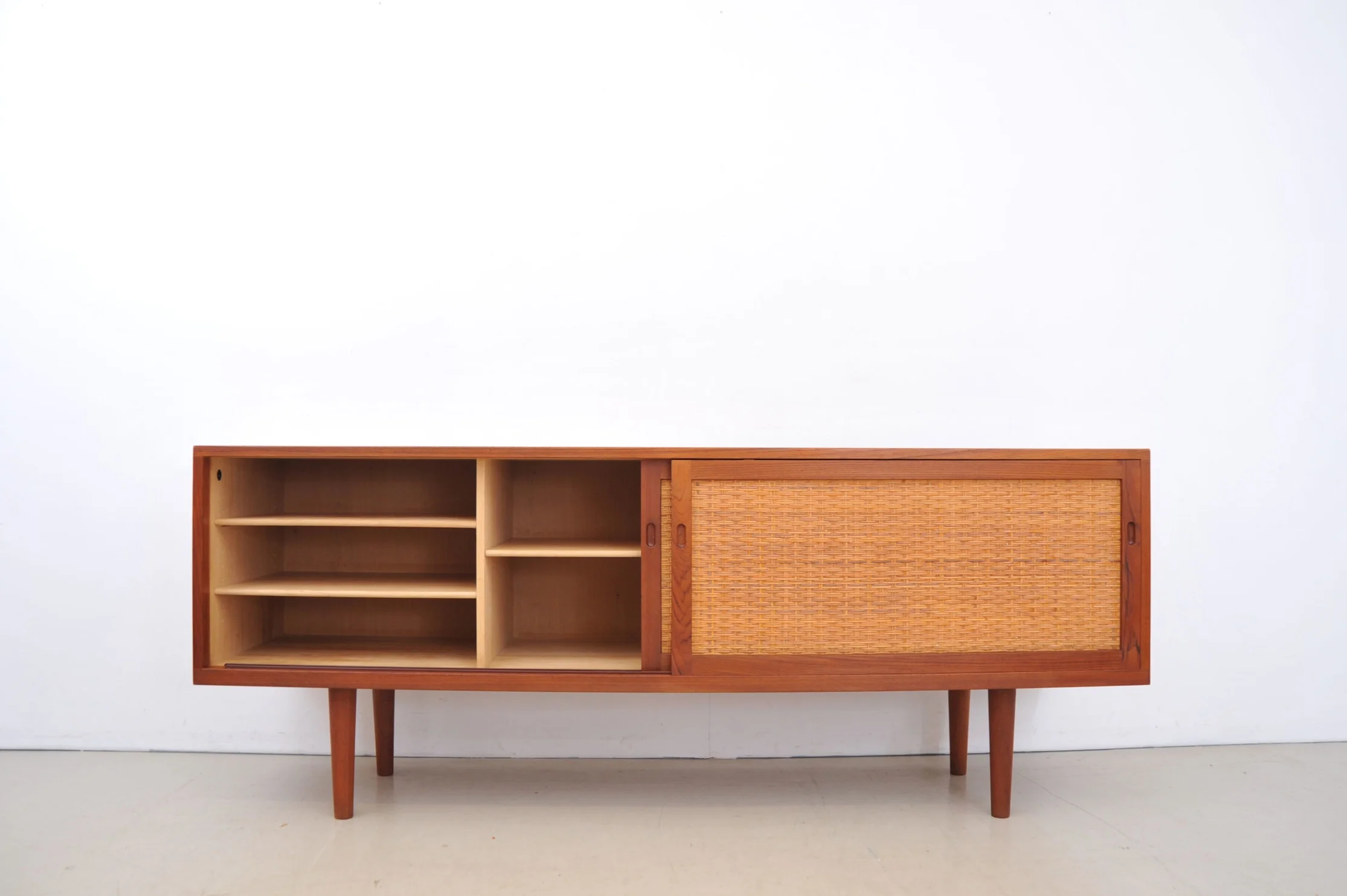 hans-wegner-at26-ry26-ry-mobler-teak-eiche-sideboard-modern-dänemark-rohrgeflecht-links-offen.JPG