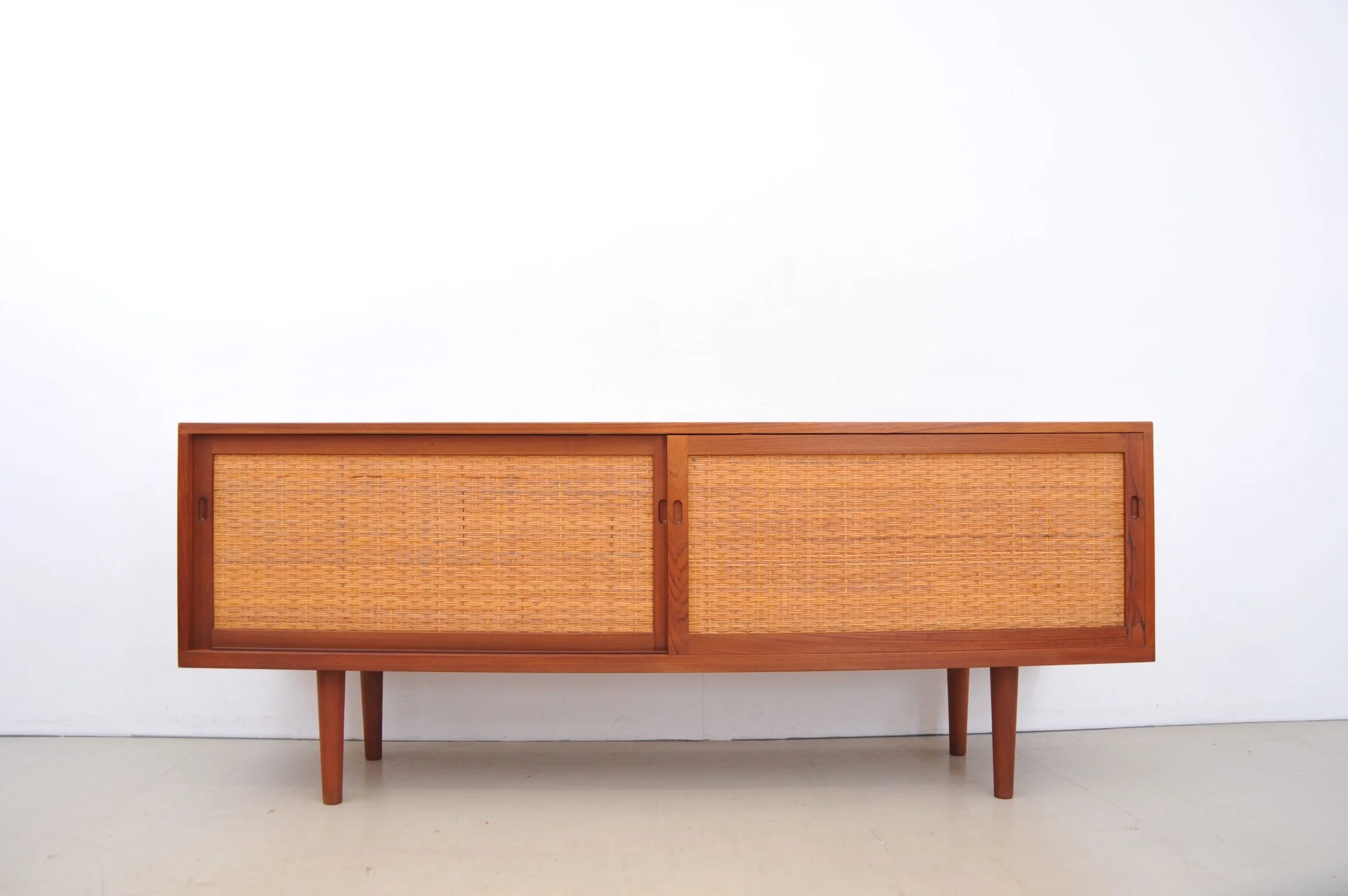 hans-wegner-at26-ry26-ry-mobler-teak-eiche-sideboard-modern-dänemark-rohrgeflecht-front.JPG