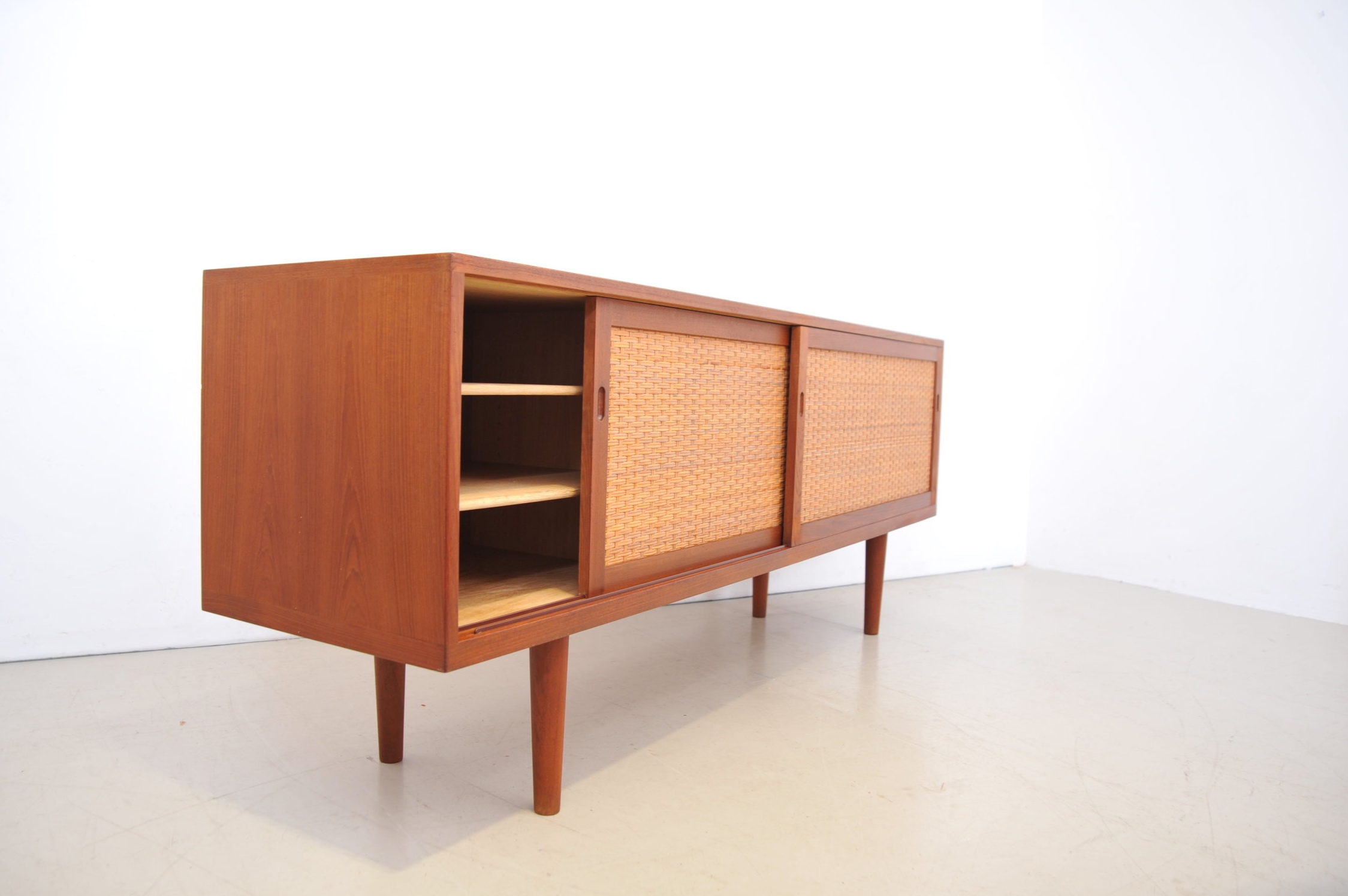 hans-wegner-at26-ry26-ry-mobler-teak-eiche-sideboard-modern-dänemark-rohrgeflecht-seite.JPG