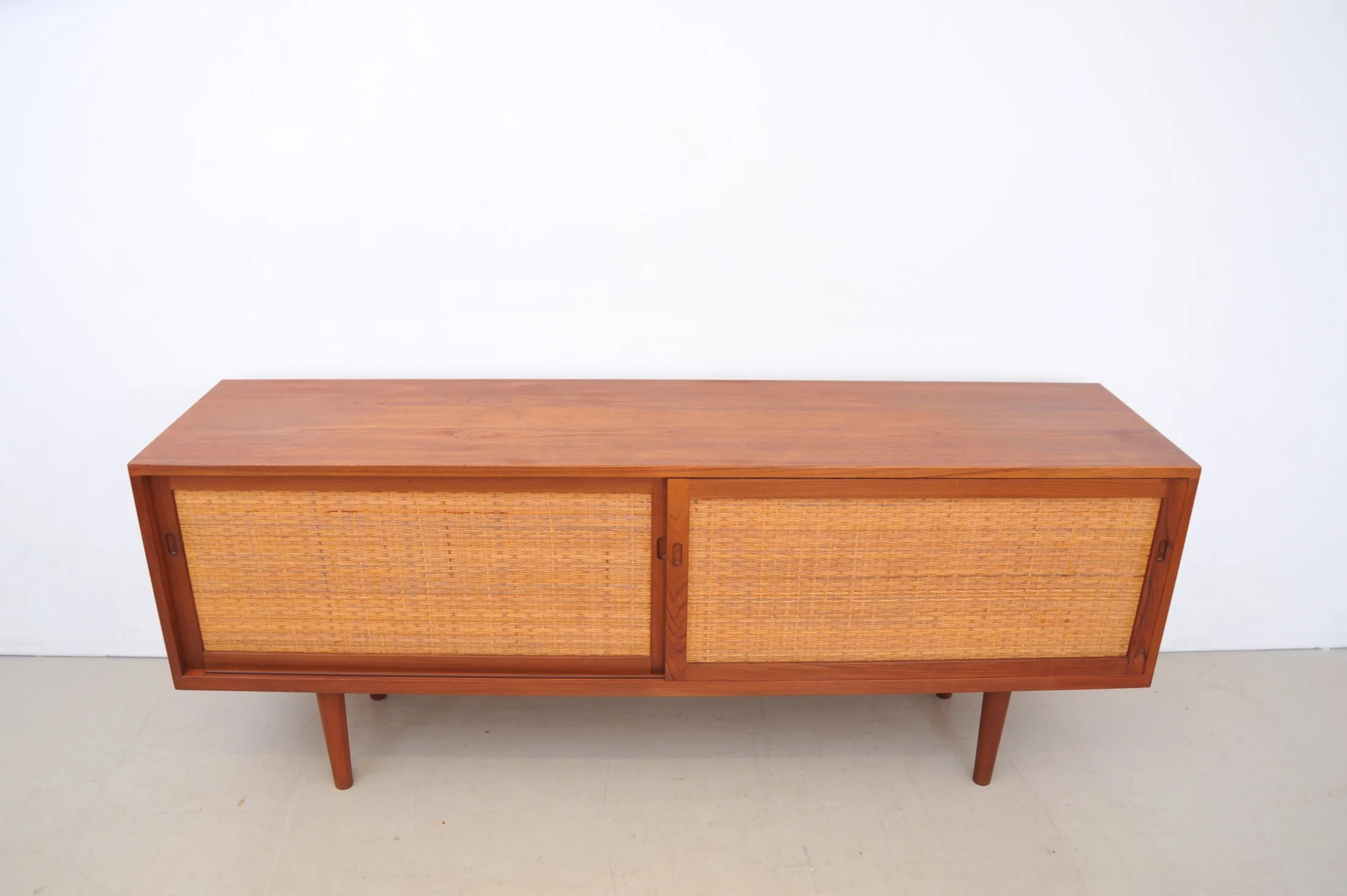 hans-wegner-at26-ry26-ry-mobler-teak-eiche-sideboard-modern-dänemark-rohrgeflecht-draufsicht.JPG