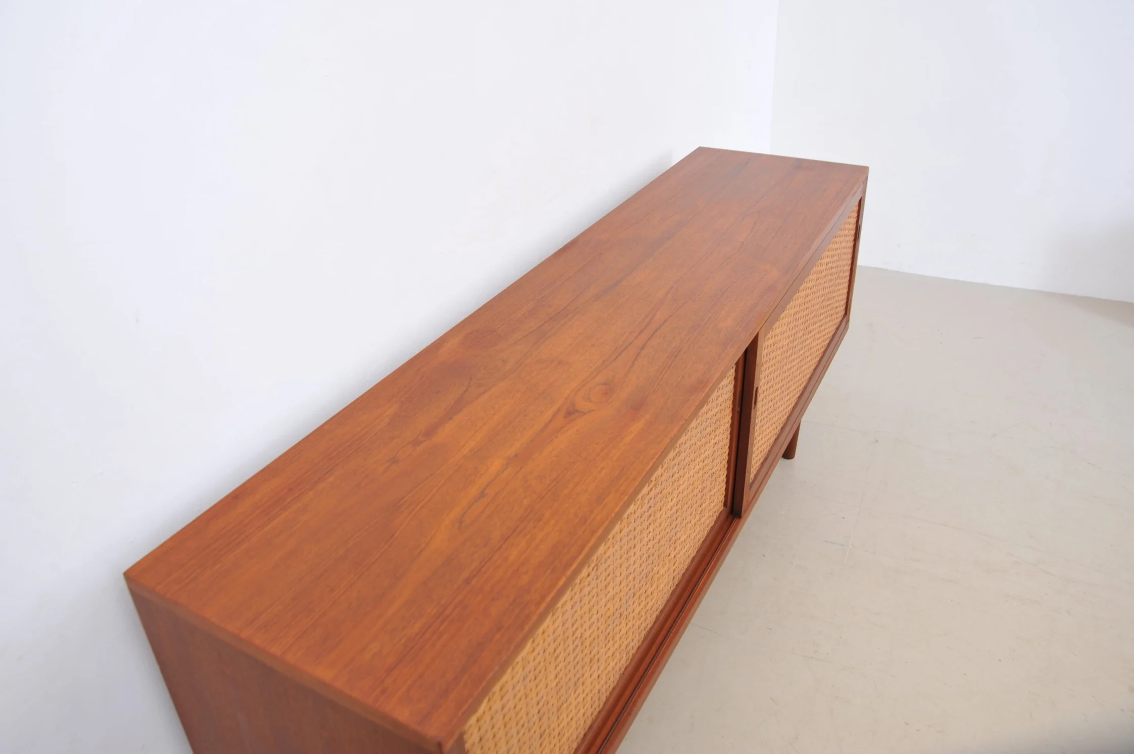 hans-wegner-at26-ry26-ry-mobler-teak-eiche-sideboard-modern-dänemark-rohrgeflecht-oben.JPG