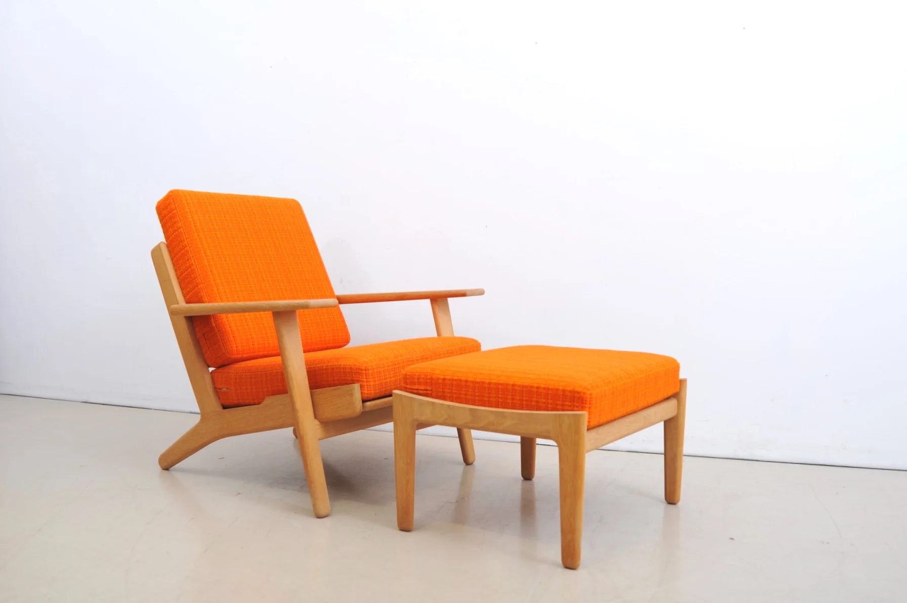 Hans-j.-Wegner-GE290-GE-290-Eiche-Getama-Sessel-Hocker-danishdesign-rechts.JPG