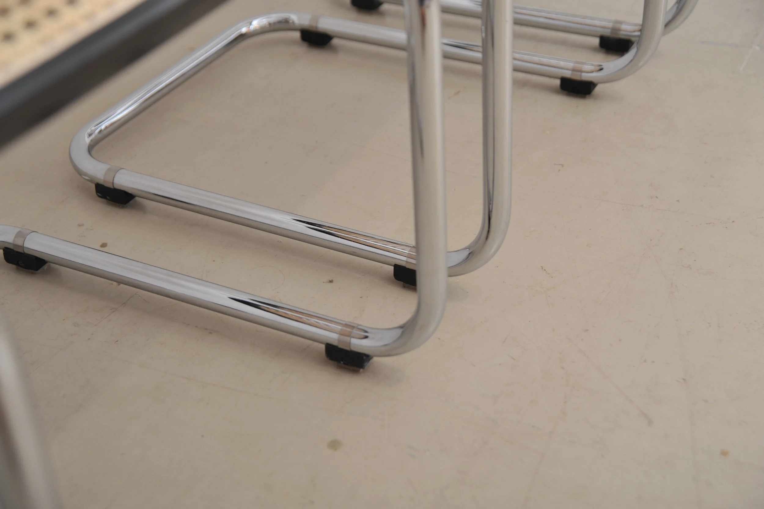 Thonet-S32-Freischwinger-Marcel-Breuer-Mart-Stam-Stahlrohr-Buche-Rohrgeflecht-Gleiter.JPG