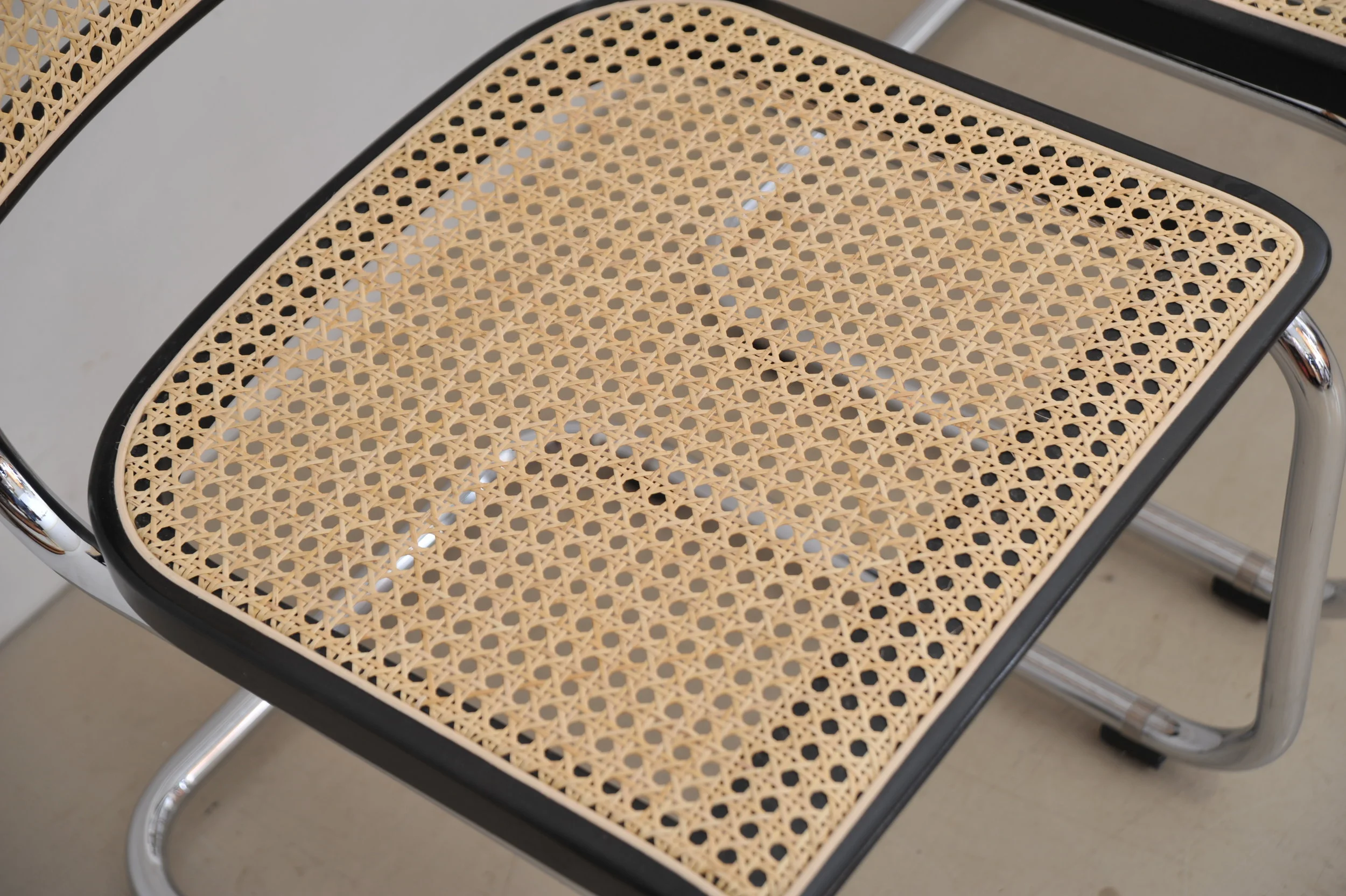 Thonet-S32-Freischwinger-Marcel-Breuer-Mart-Stam-Stahlrohr-Buche-Rohrgeflecht-Sitzfläche.JPG