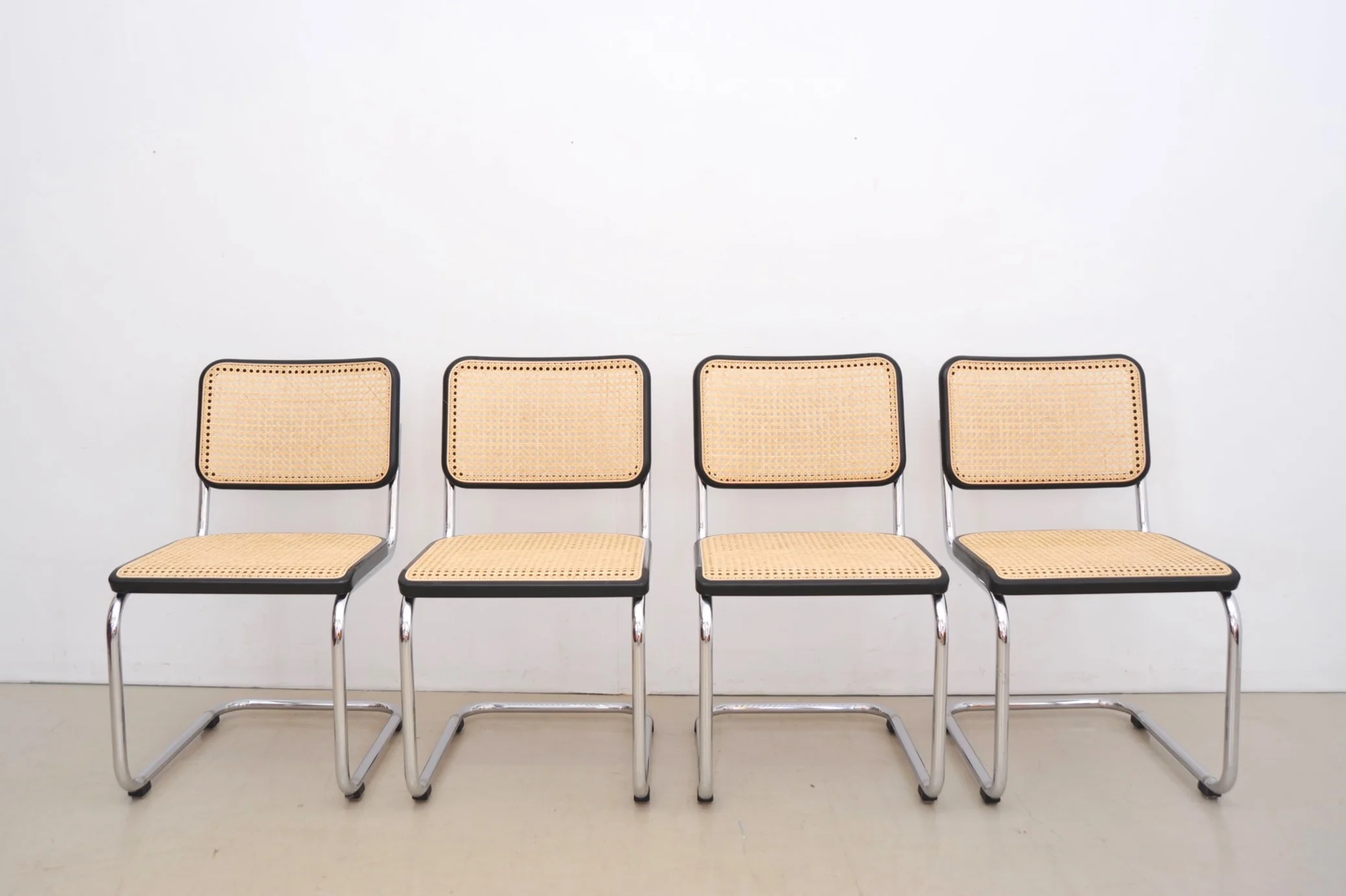 Thonet-S32-Freischwinger-Marcel-Breuer-Mart-Stam-Stahlrohr-Buche-Rohrgeflecht-Satz.JPG