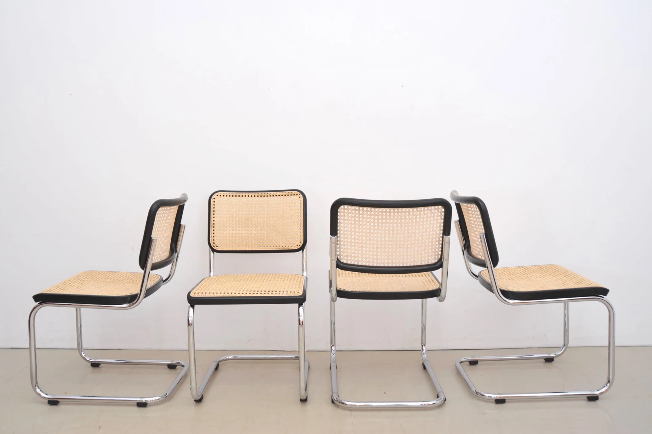 Thonet-S32-Freischwinger-Marcel-Breuer-Mart-Stam-Stahlrohr-Buche-Rohrgeflecht-Ansichten.JPG