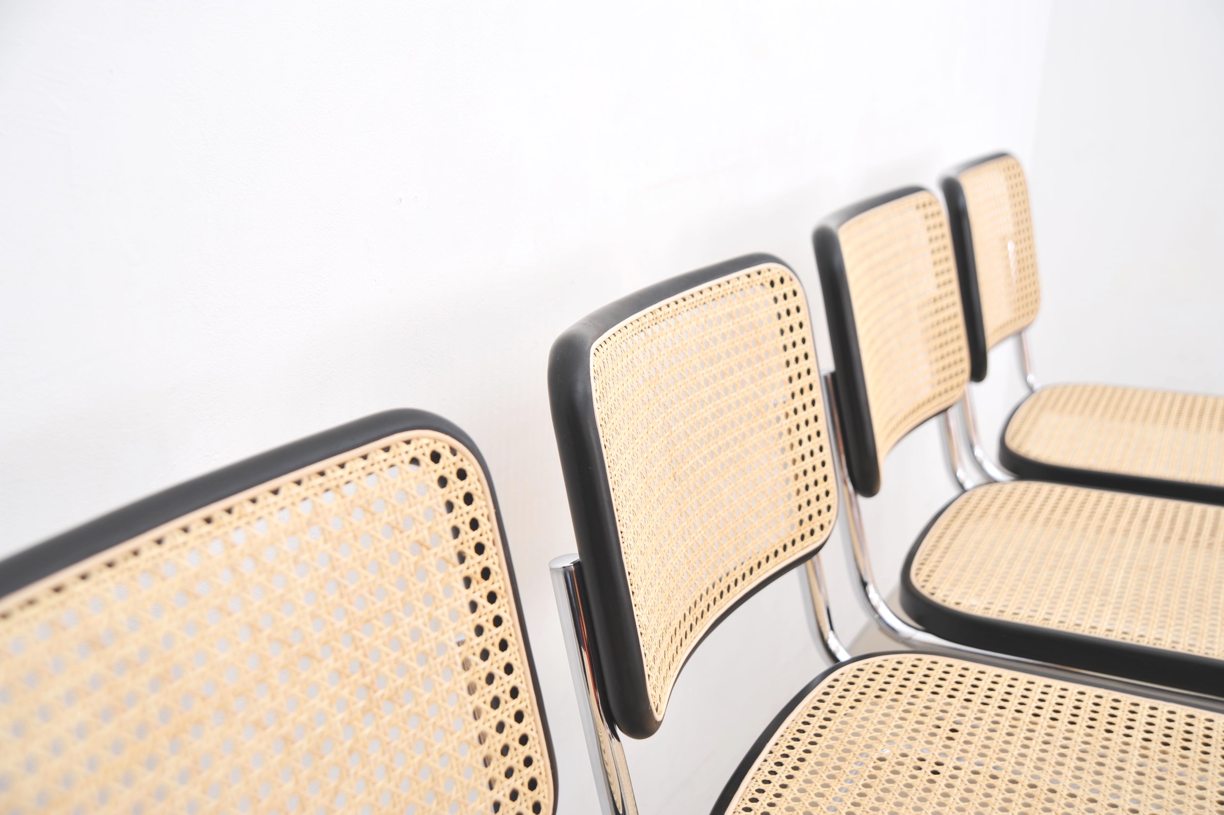 Thonet-S32-Freischwinger-Marcel-Breuer-Mart-Stam-Stahlrohr-Buche-Rohrgeflecht-ansicht.JPG
