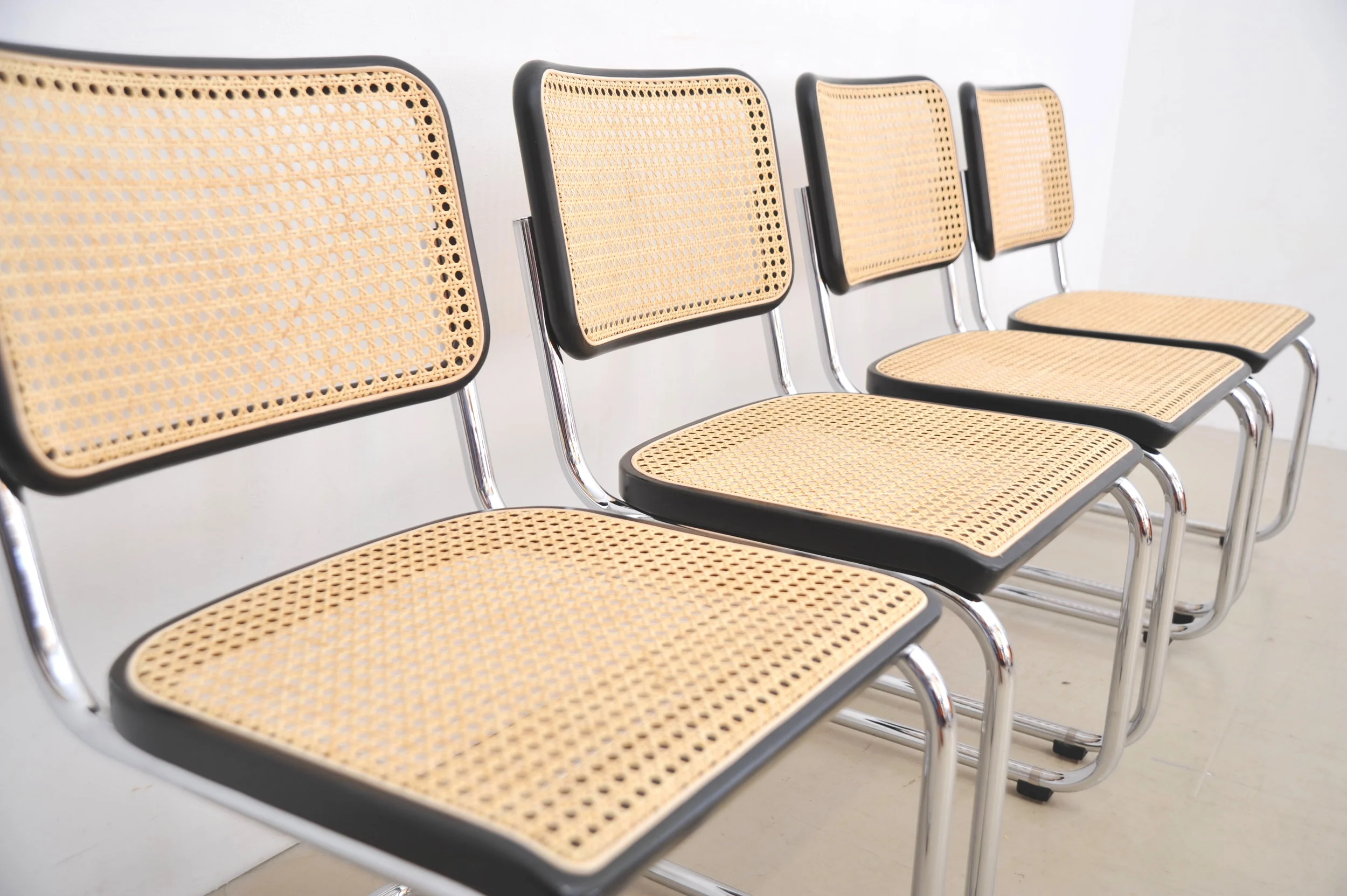 Thonet-S32-Freischwinger-Marcel-Breuer-Mart-Stam-Stahlrohr-Buche-Rohrgeflecht-in-Reihe.JPG