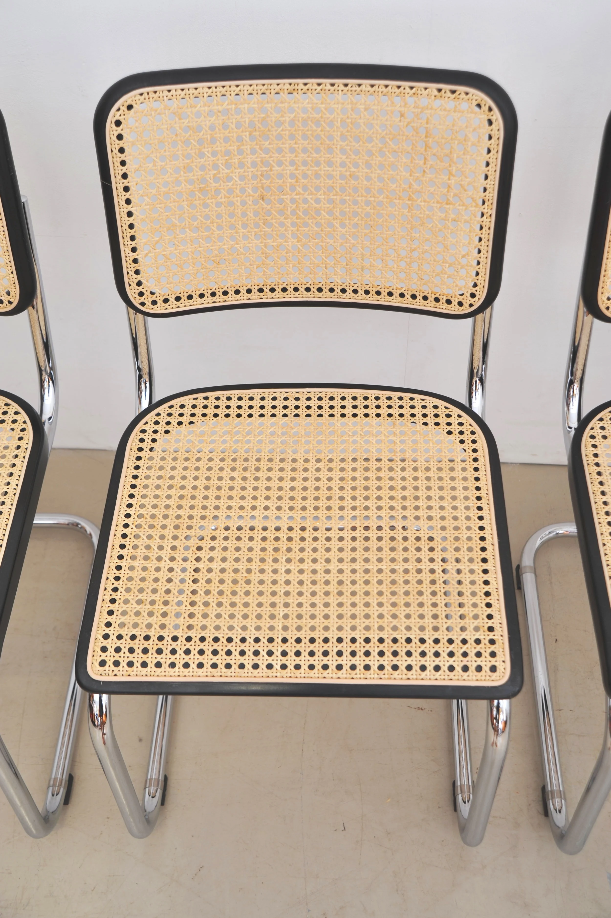 Thonet-S32-Freischwinger-Marcel-Breuer-Mart-Stam-Stahlrohr-Buche-Rohrgeflecht-Stuhl-2.JPG
