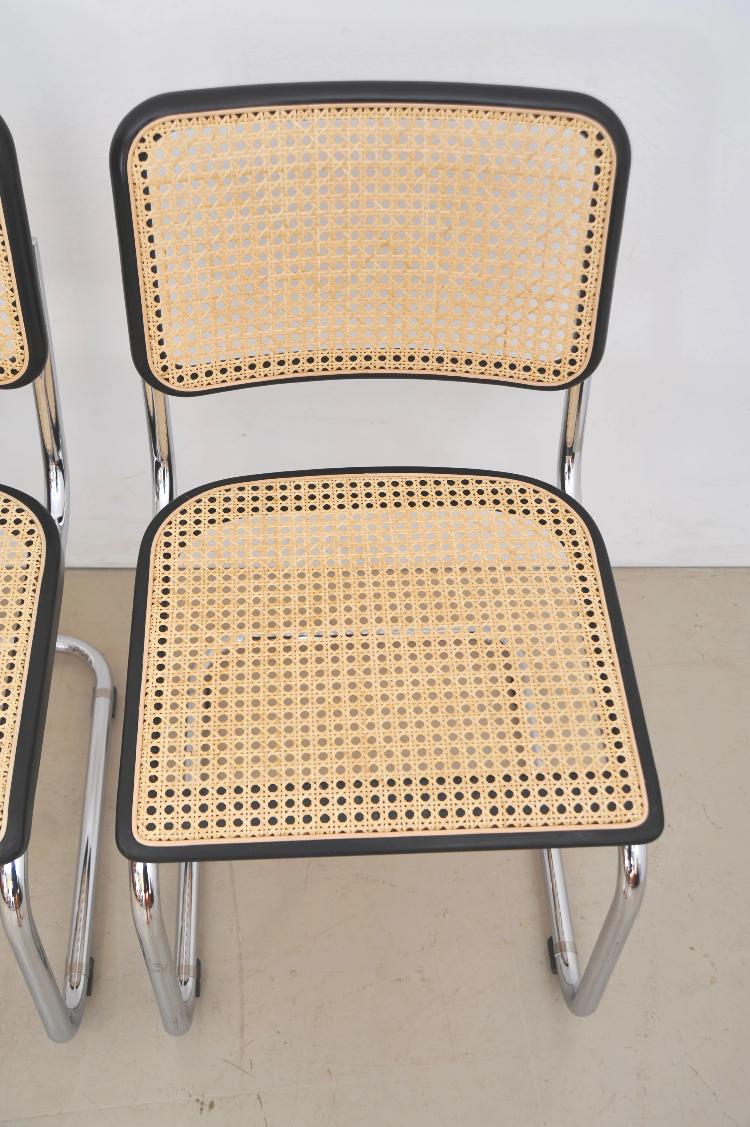 Thonet-S32-Freischwinger-Marcel-Breuer-Mart-Stam-Stahlrohr-Buche-Rohrgeflecht-Stuhl-4.JPG