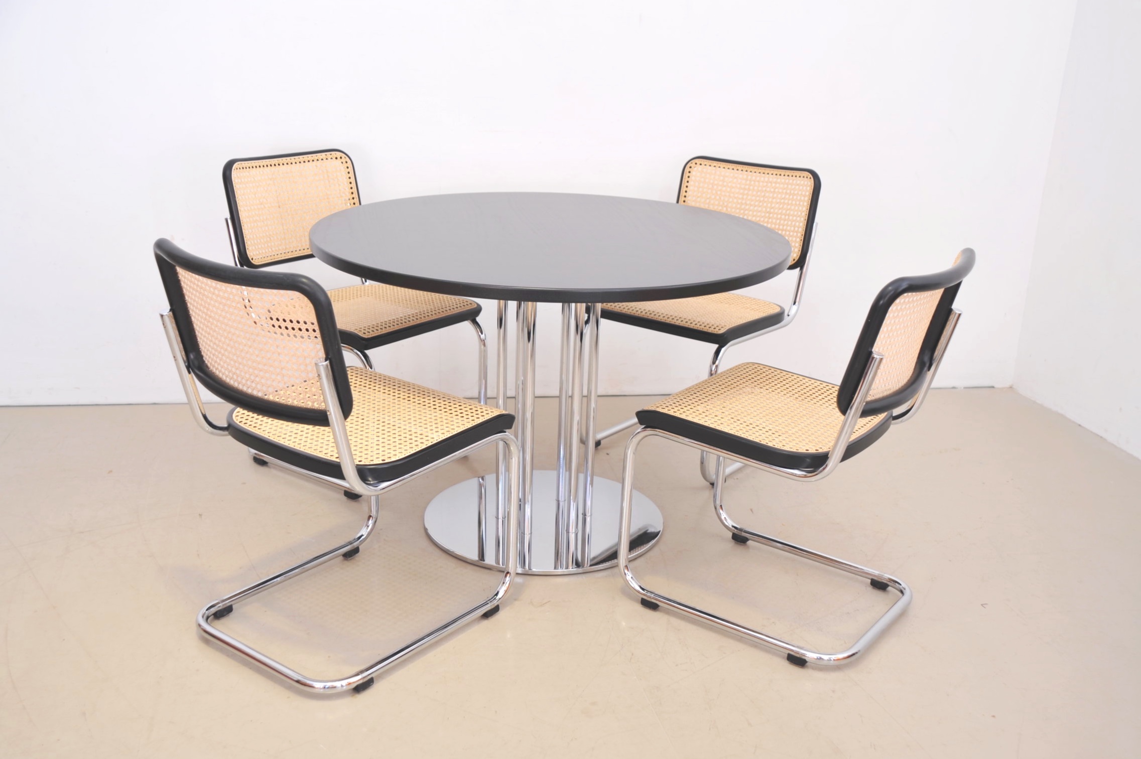 Thonet-S32-Freischwinger-Marcel-Breuer-Mart-Stam-Stahlrohr-Buche-Rohrgeflecht-Tisch.JPG