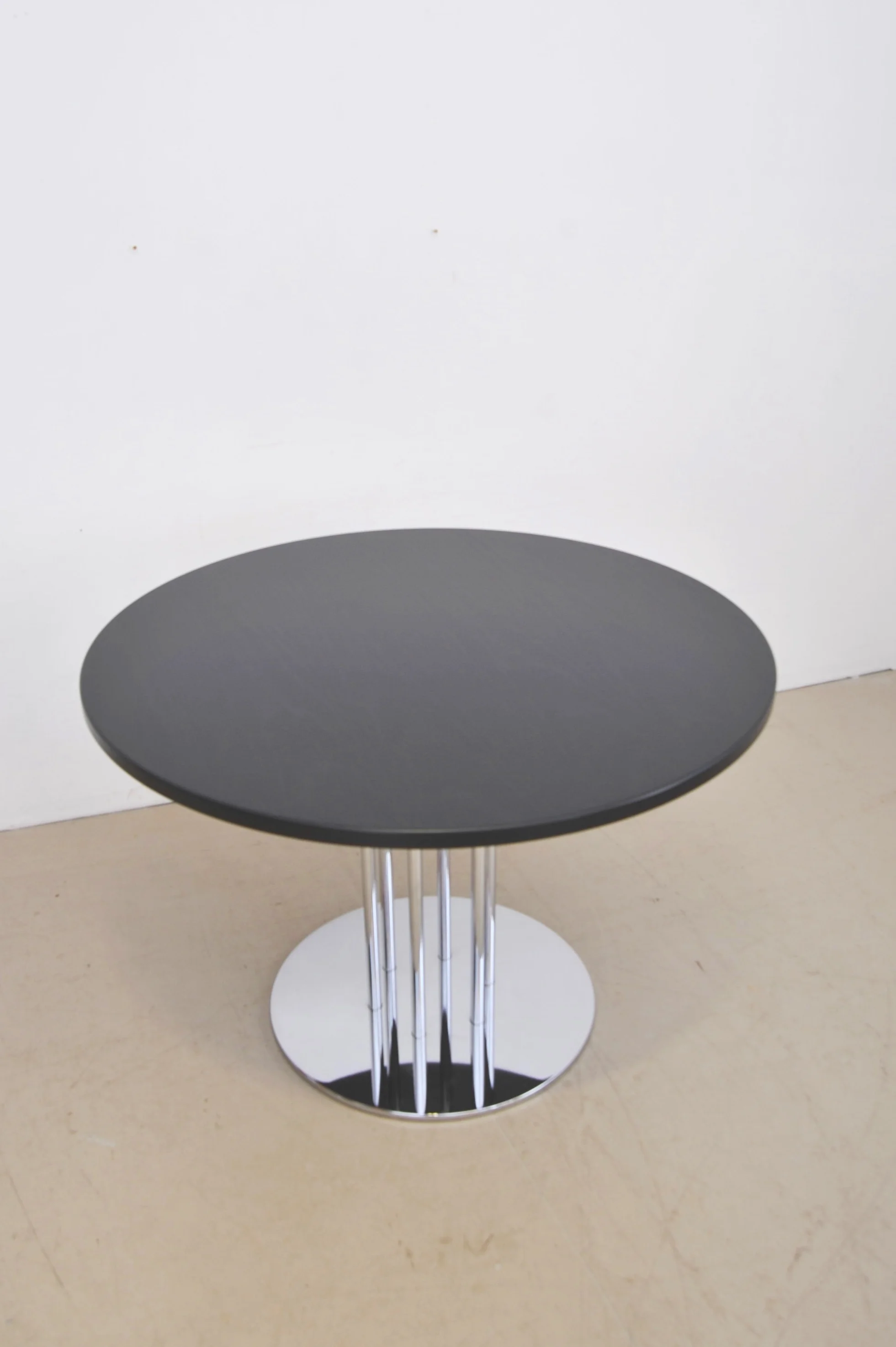 thonet-s1048-tisch-chrom-rund-esche-esstisch--platte.JPG