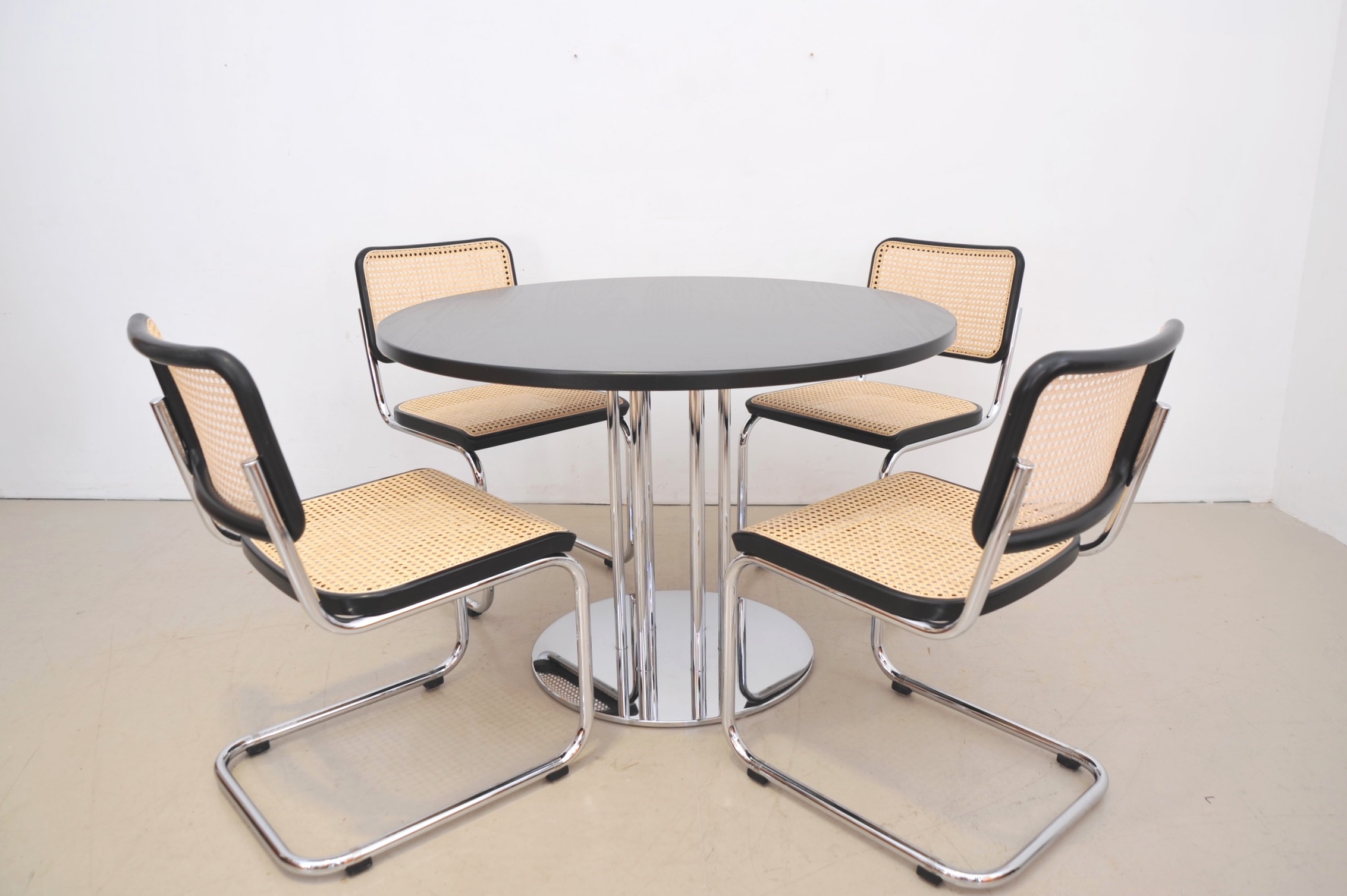 thonet-s1048-tisch-chrom-rund-esche-esstisch-stühle.JPG