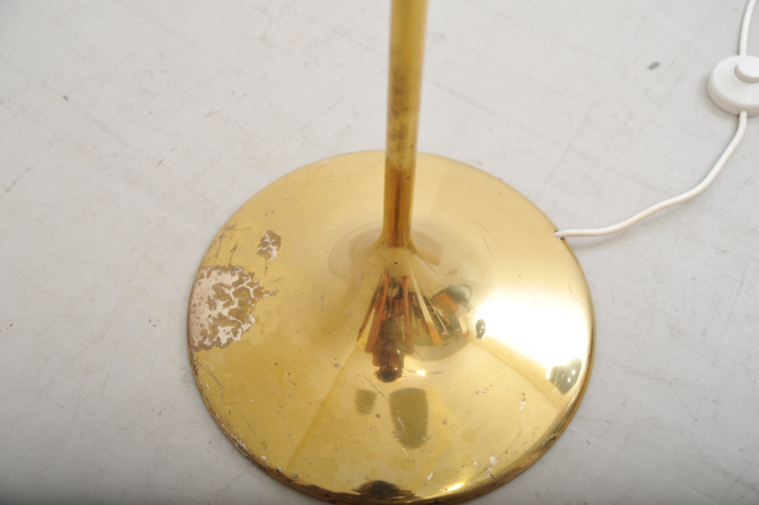 e.r.nele-nele-max-bill-temde-schweiz-stehlampe-kugellampe-figuration-gold-fuß.JPG