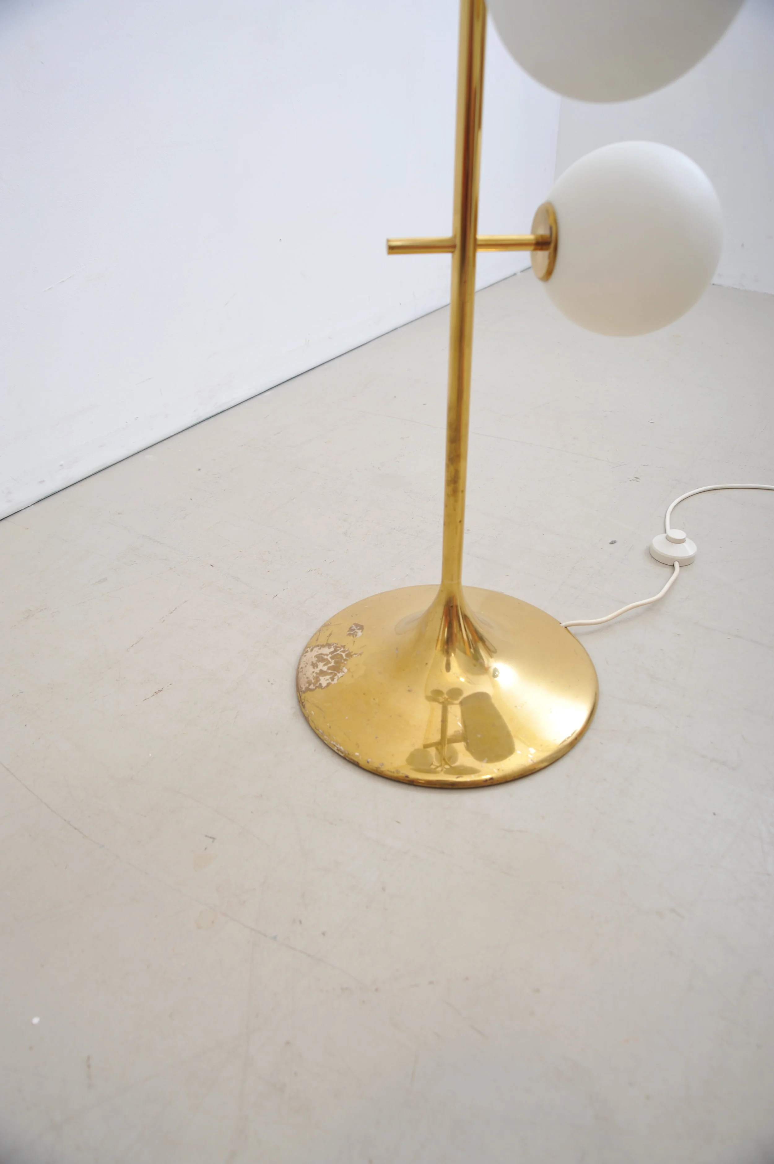e.r.nele-nele-max-bill-temde-schweiz-stehlampe-kugellampe-figuration-gold-kugel-fuß.JPG