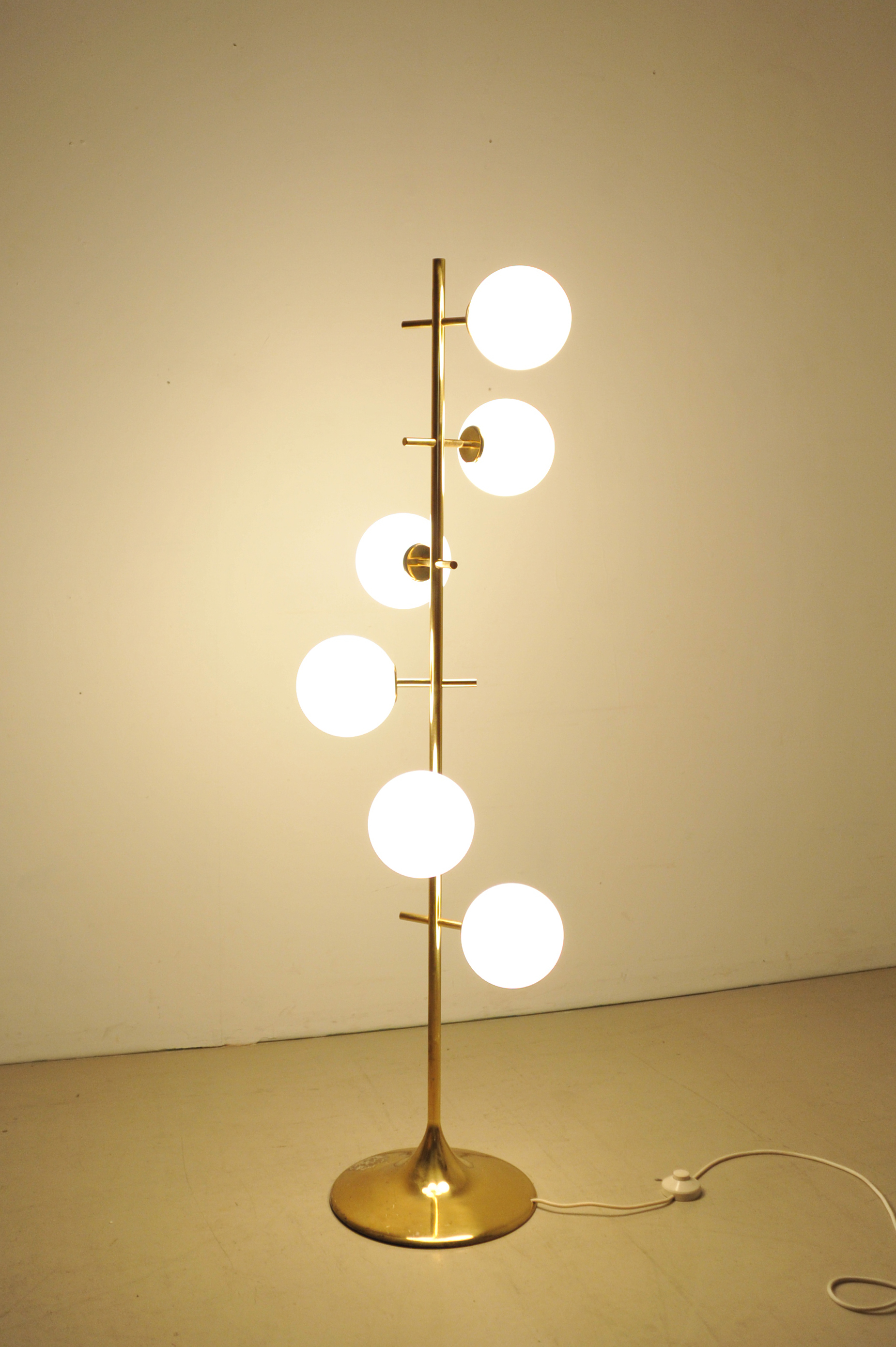 e.r.nele-nele-max-bill-temde-schweiz-stehlampe-kugellampe-figuration-licht.jpg