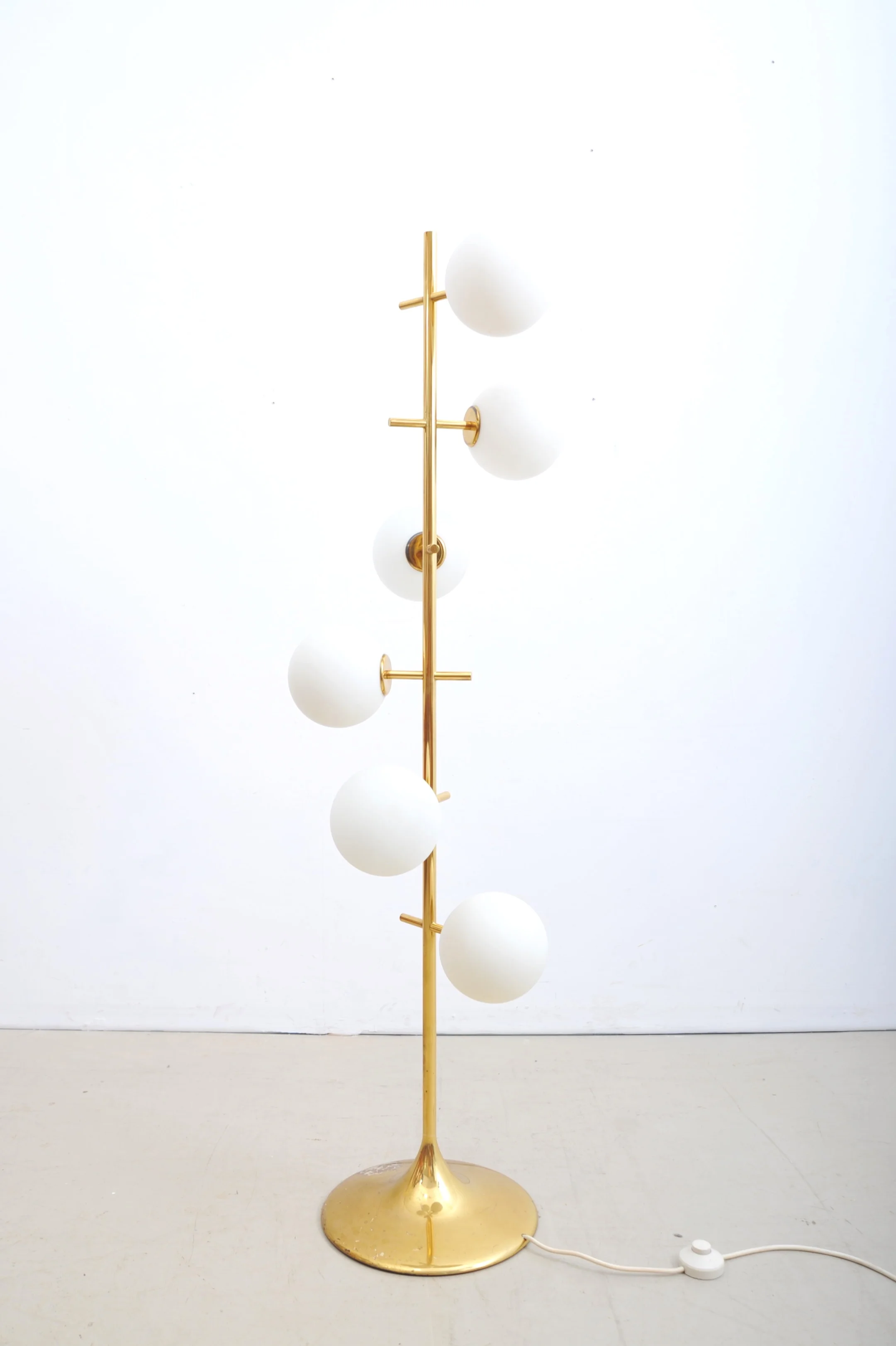 e.r.nele-nele-max-bill-temde-schweiz-stehlampe-kugellampe-figuration-gold-front.JPG