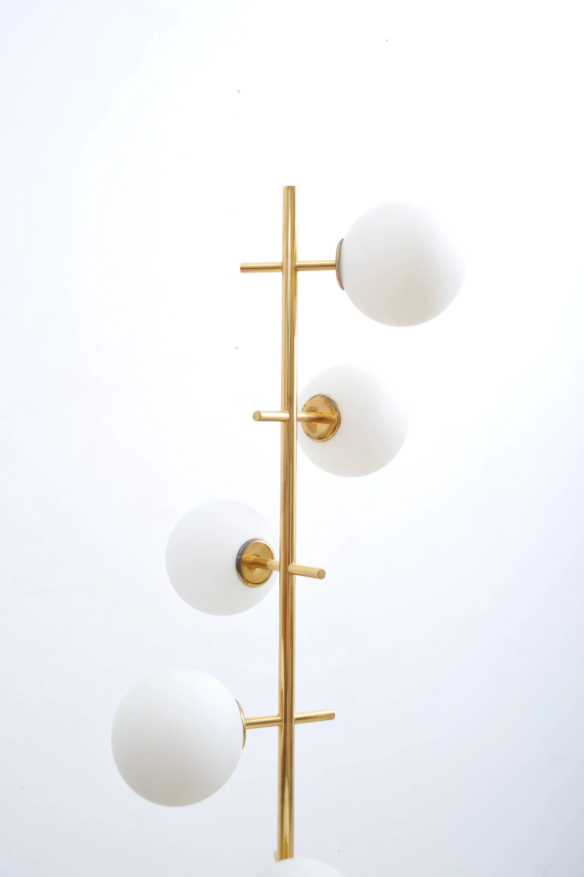 e.r.nele-nele-max-bill-temde-schweiz-stehlampe-kugellampe-figuration-gold-kugeln.JPG