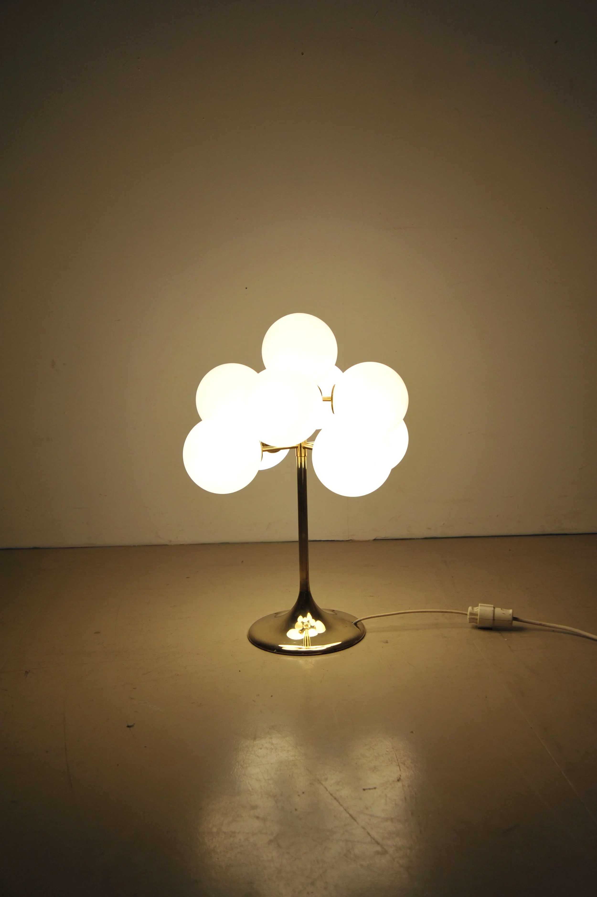 e.r.nele-nele-max-bill-temde-schweiz-tischlampe-kugellampe-figuration-lampe-gold-licht.JPG