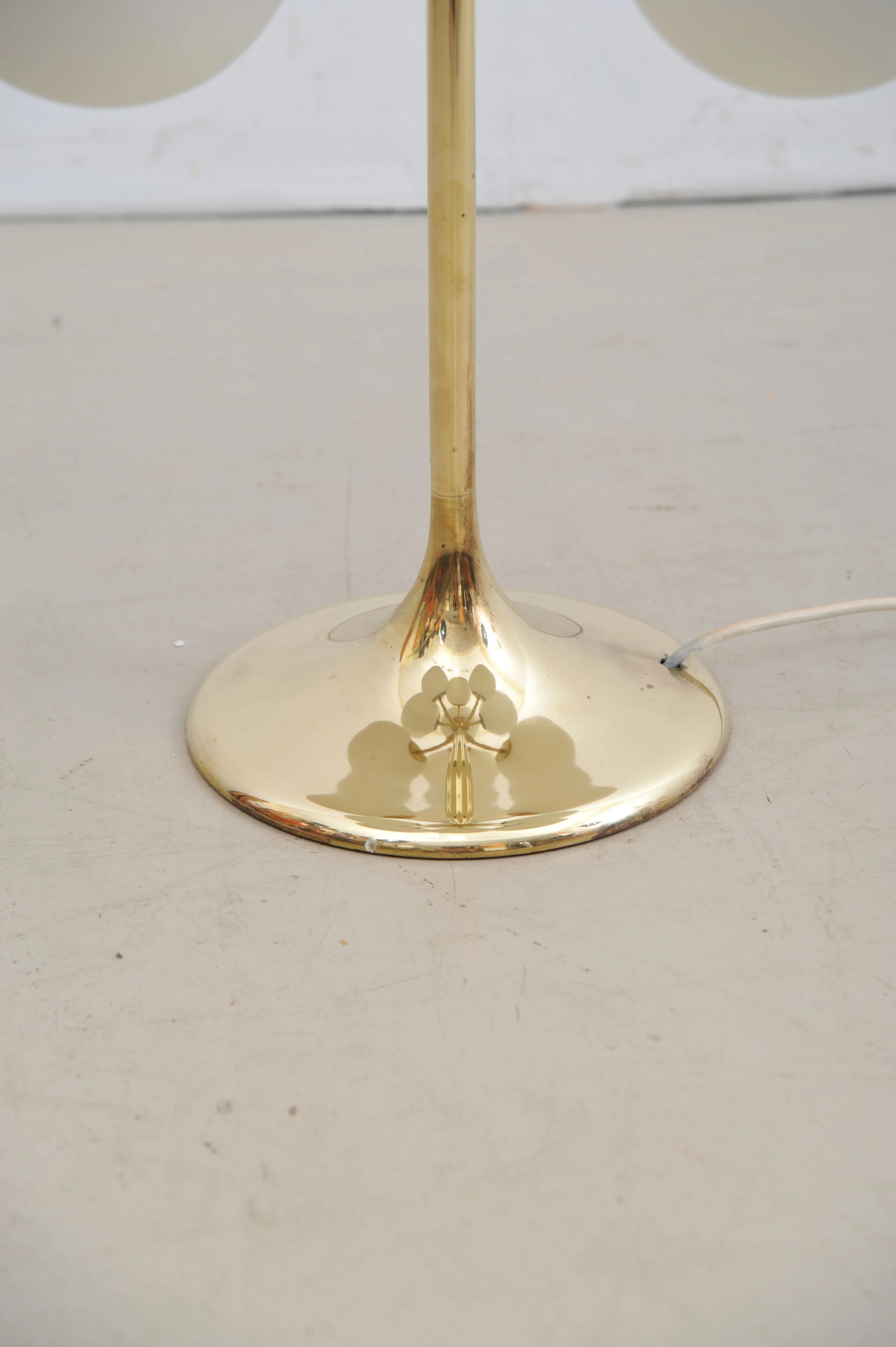 temde-schweiz-tischlampe-kugellampe-figuration-lampe-gold-fuß.JPG
