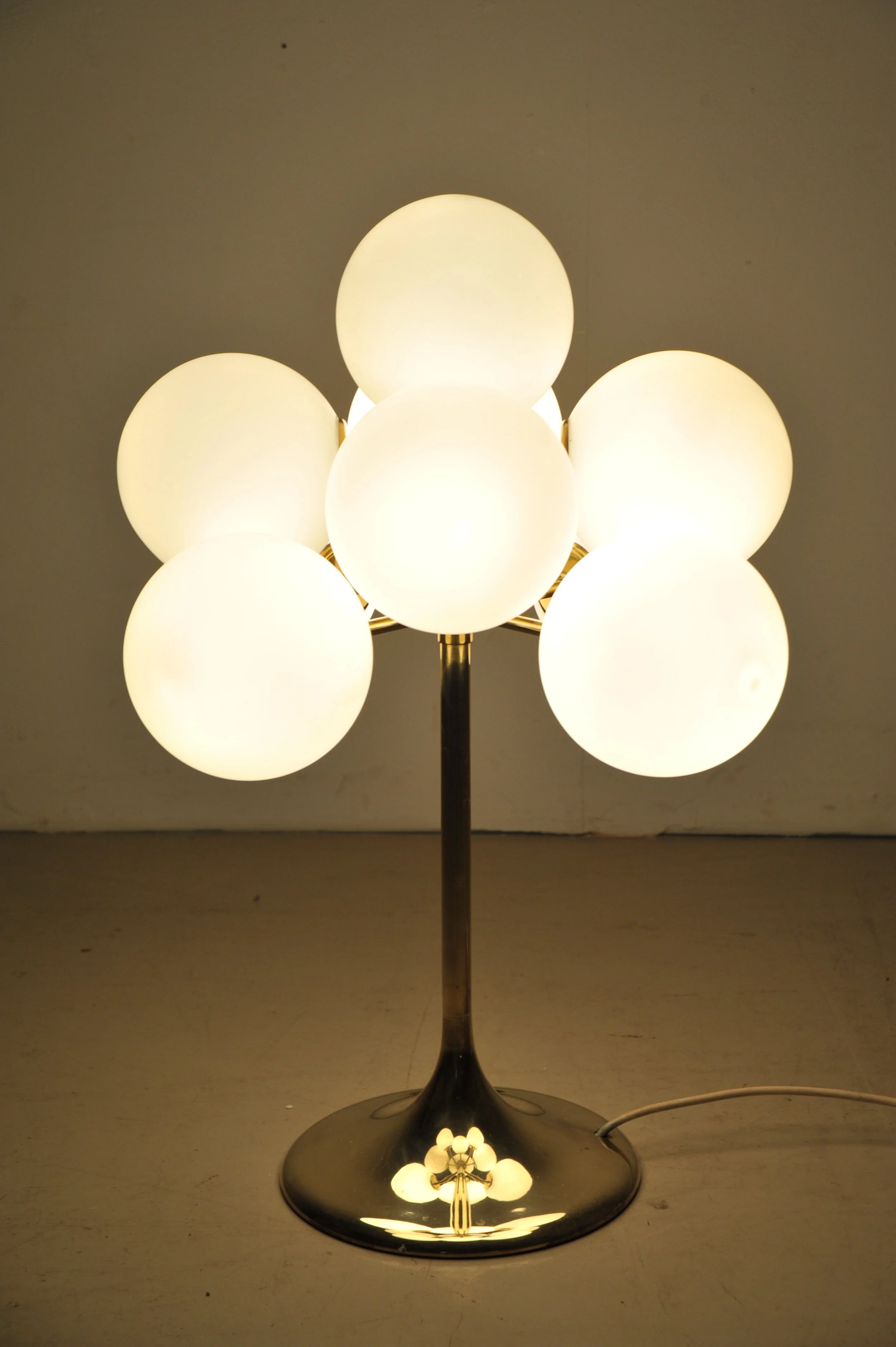 temde-schweiz-tischlampe-kugellampe-figuration-lampe-gold-hell.JPG