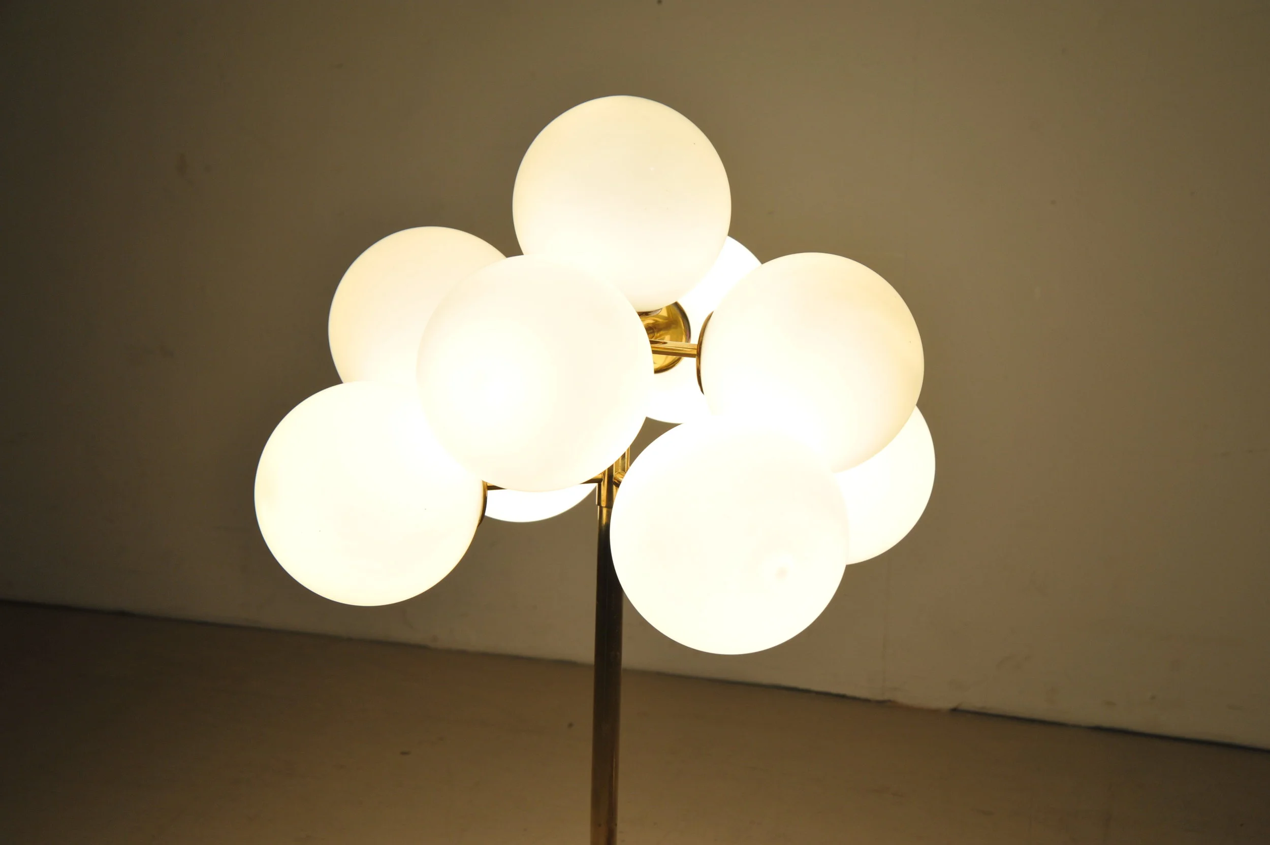 temde-schweiz-tischlampe-kugellampe-figuration-lampe-gold-kugeln.JPG