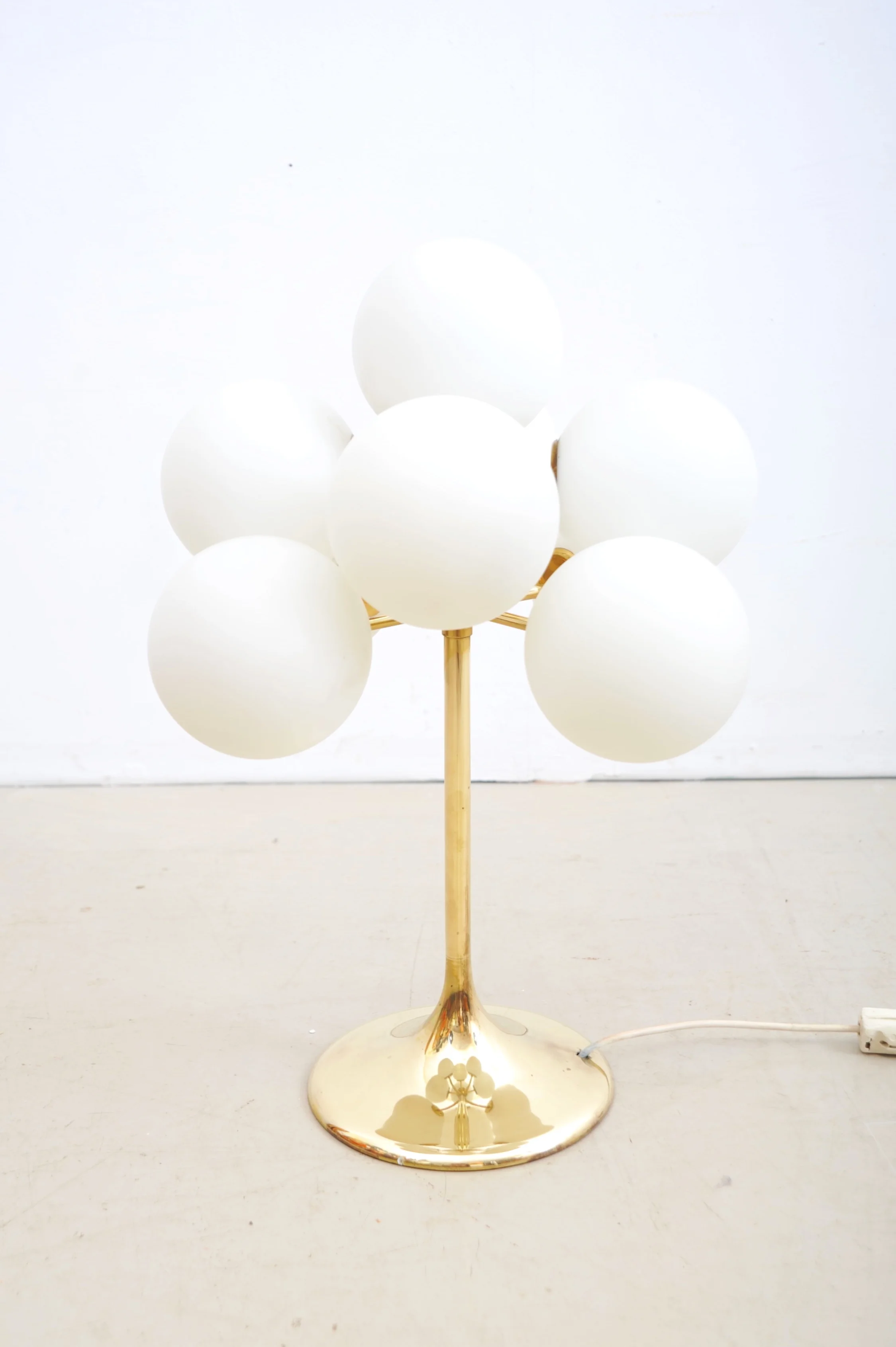 temde-schweiz-tischlampe-kugellampe-figuration-lampe-gold-front.JPG