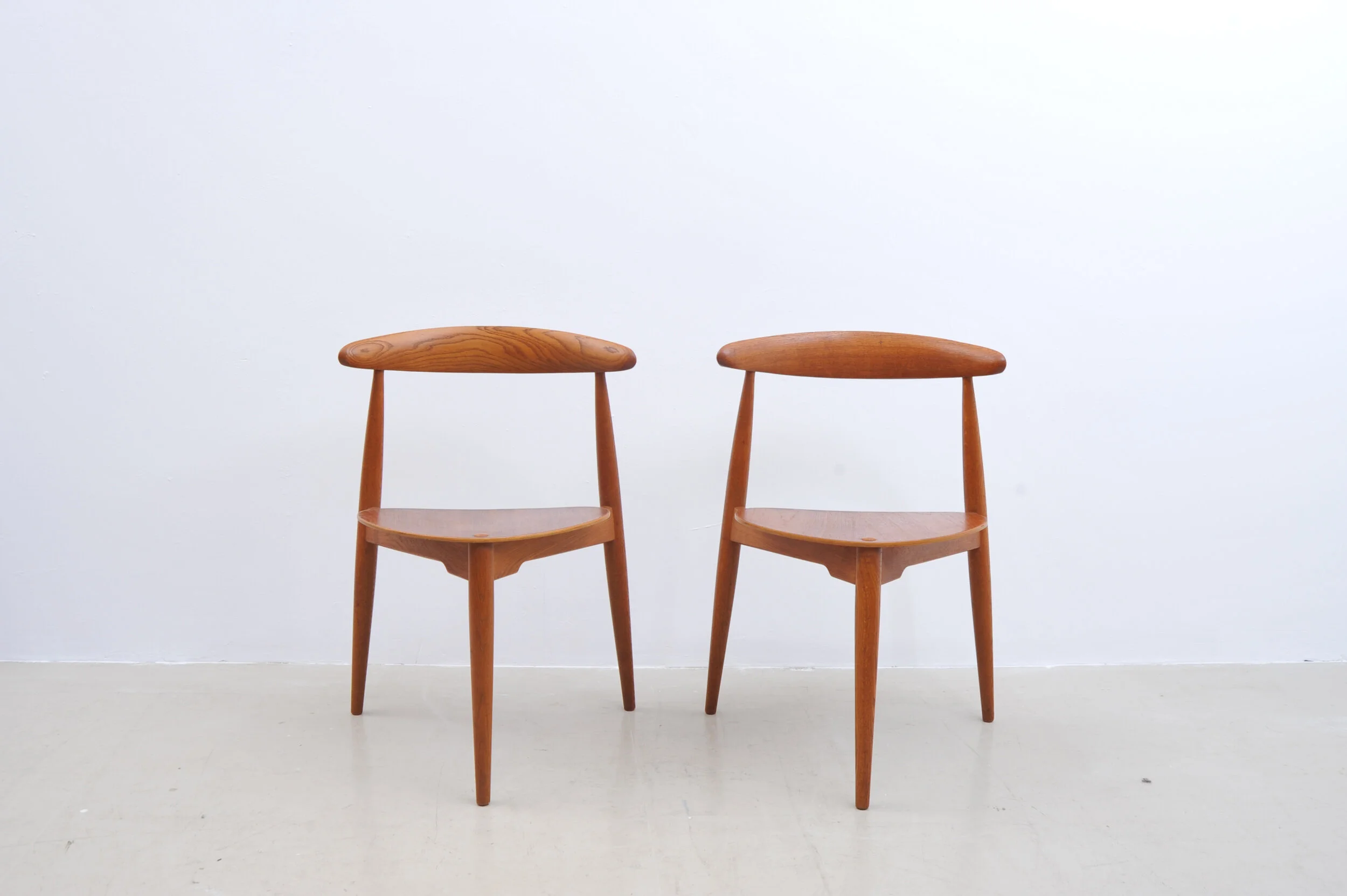 hans-wegner-heart-teak-stuhl-fritz-hansen-front.JPG