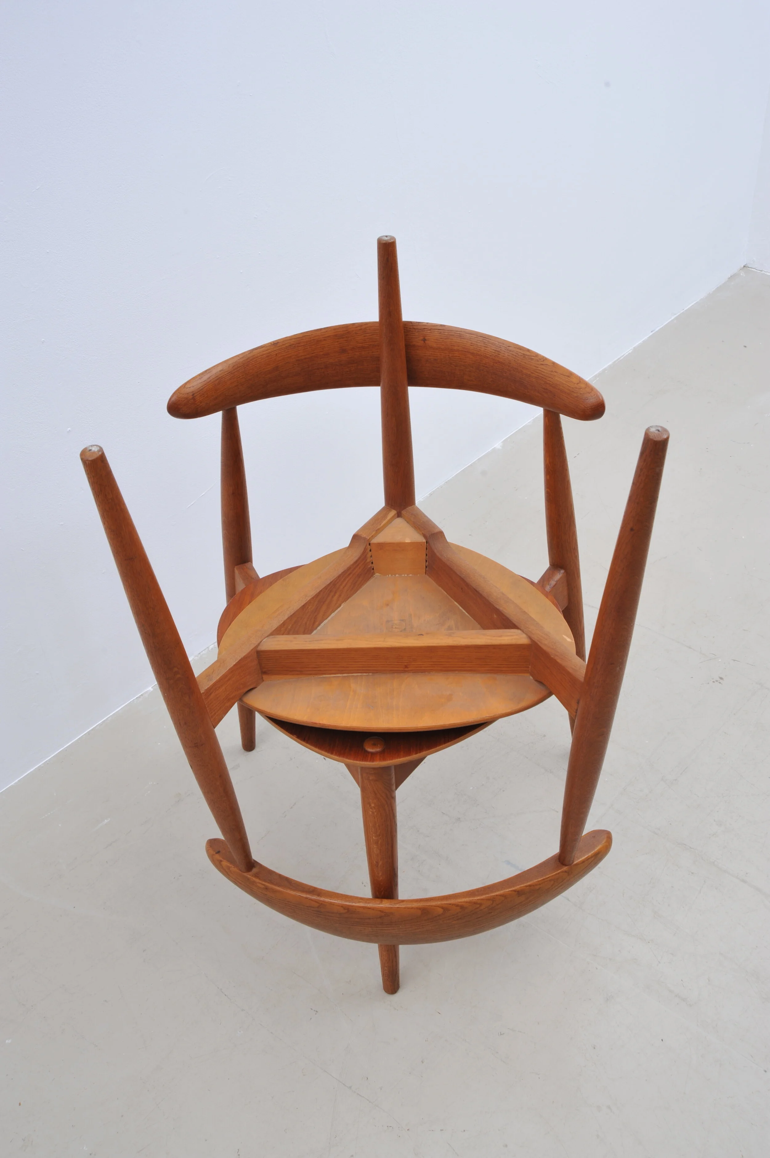 hans-wegner-heart-teak-stuhl-fritz-hansen-dänemark-aufeinander.JPG