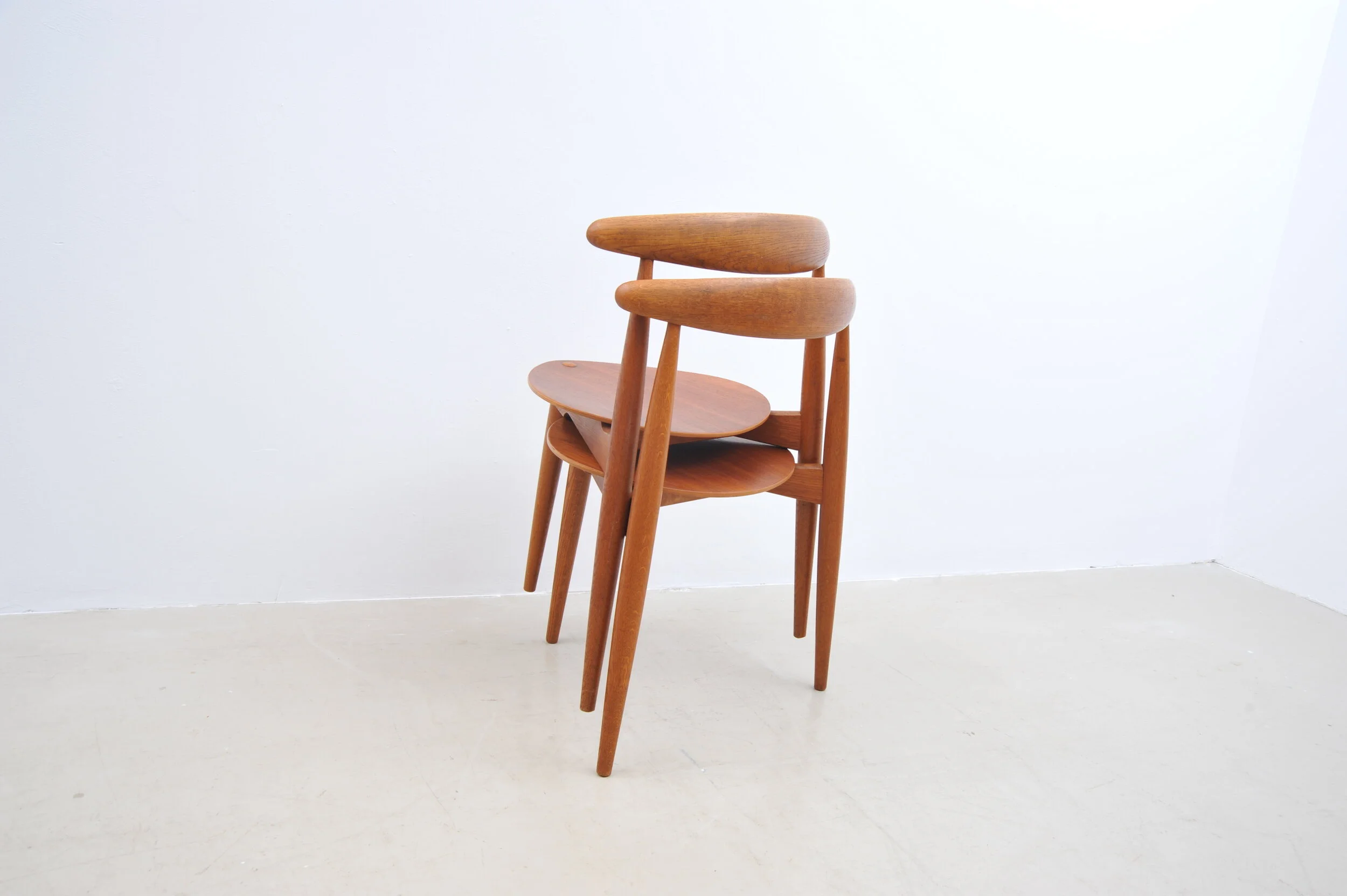 hans-wegner-heart-teak-stuhl-fritz-hansen-ineinander.JPG