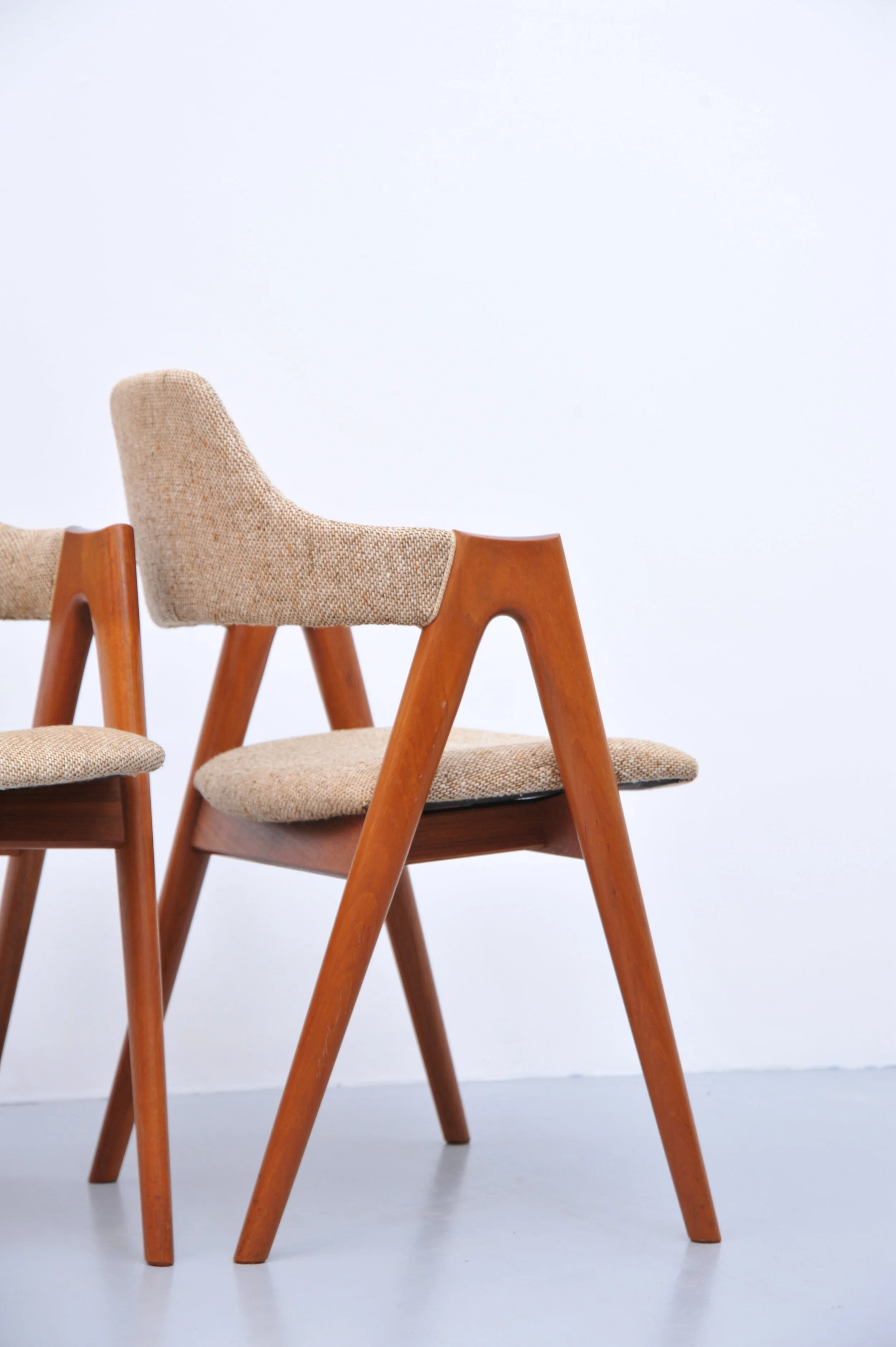 kaikristiansen-kai-kristiansen-teak-kompass-stuhl-braun-dänemark-design-beine.JPG