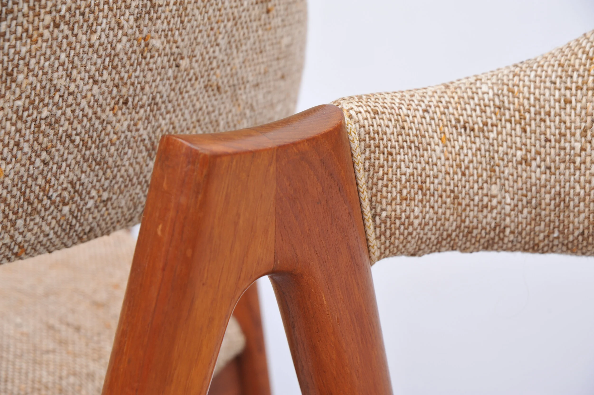 kaikristiansen-kai-kristiansen-teak-kompass-stuhl-braun-dänemark-design-front-links.JPG