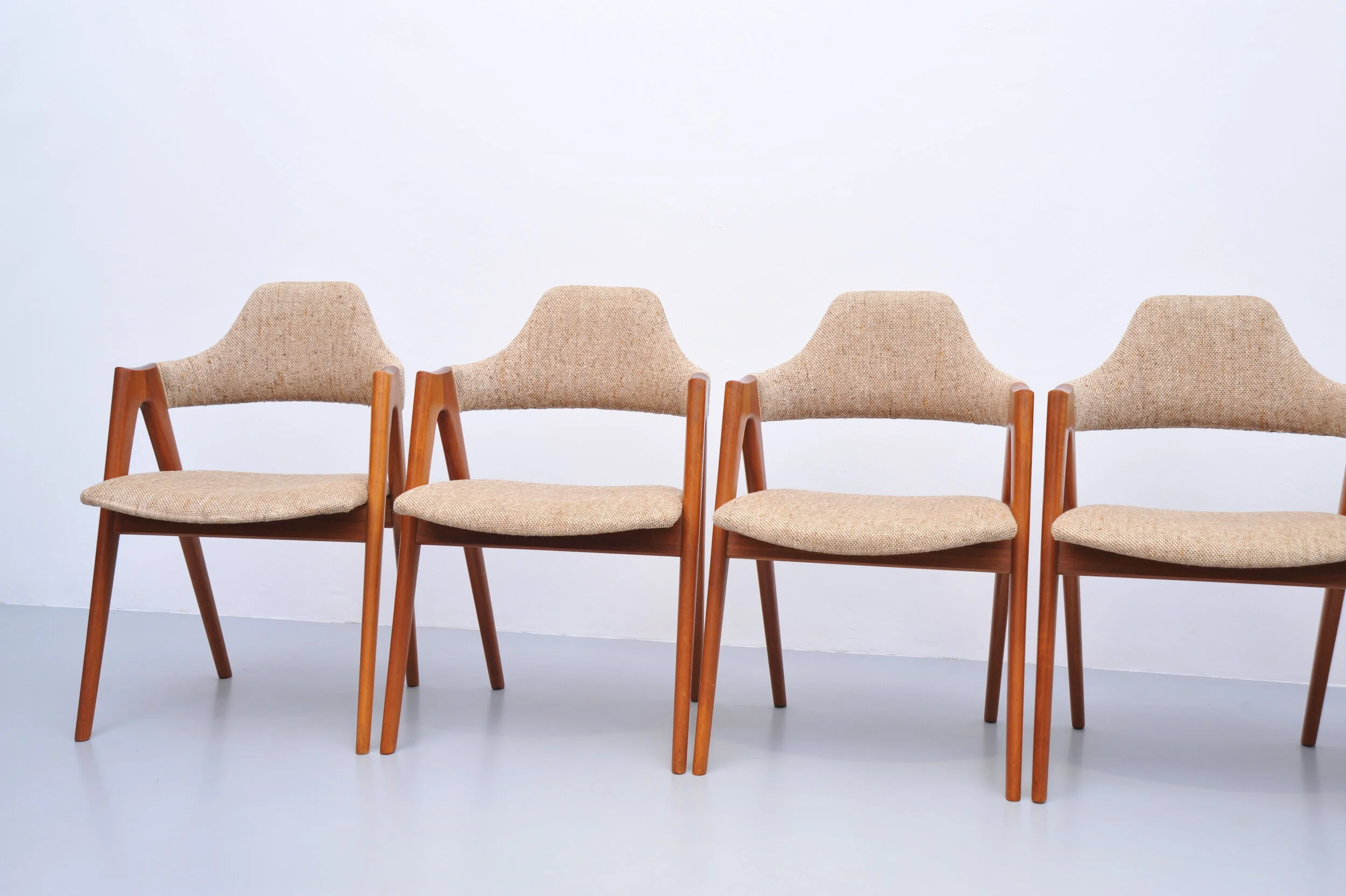kaikristiansen-kai-kristiansen-teak-kompass-stuhl-braun-dänemark-design-füsse.JPG