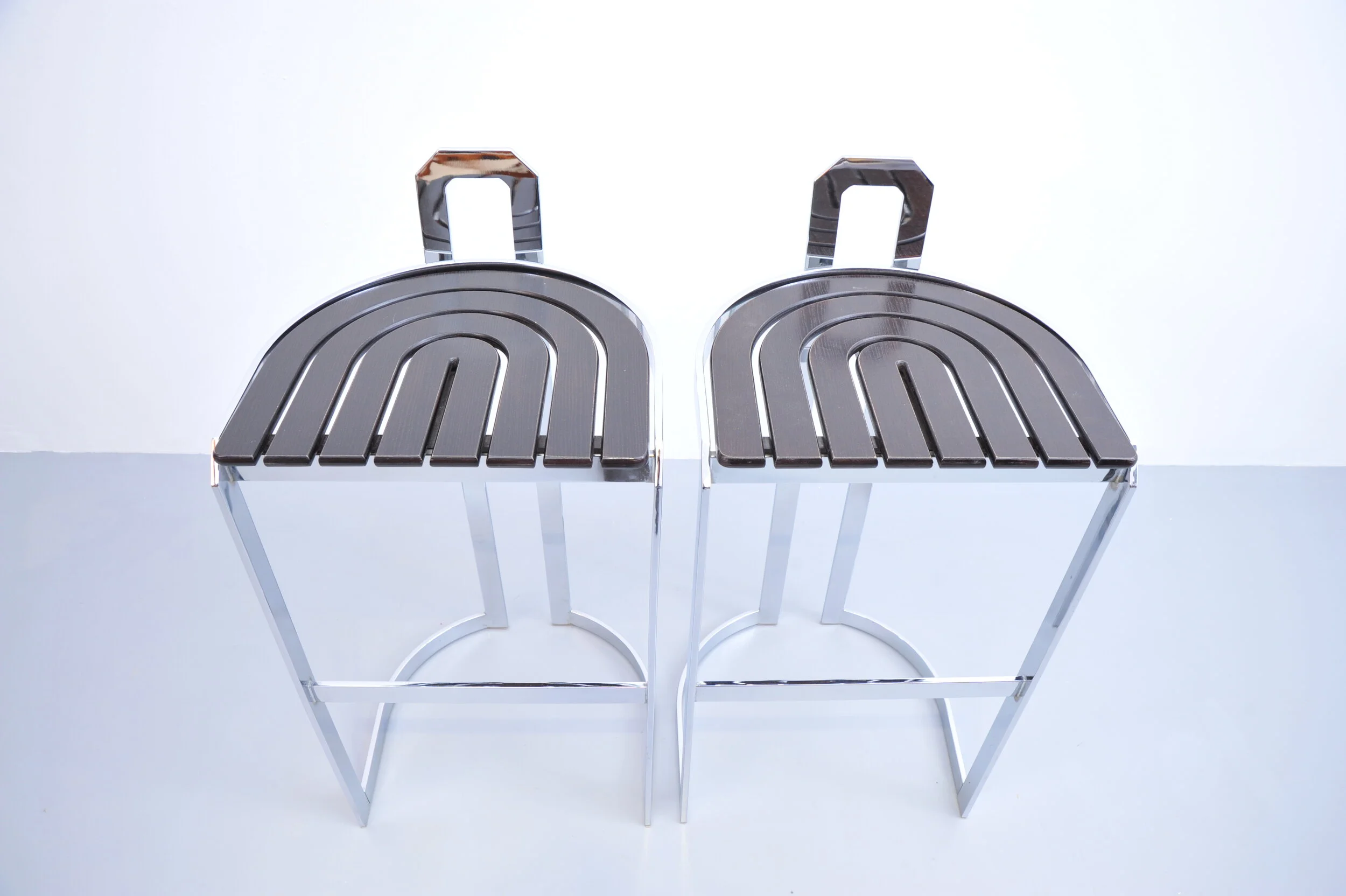 barhocker-hocker-stahl-flachstahl-italien-paar-front-sitz.JPG
