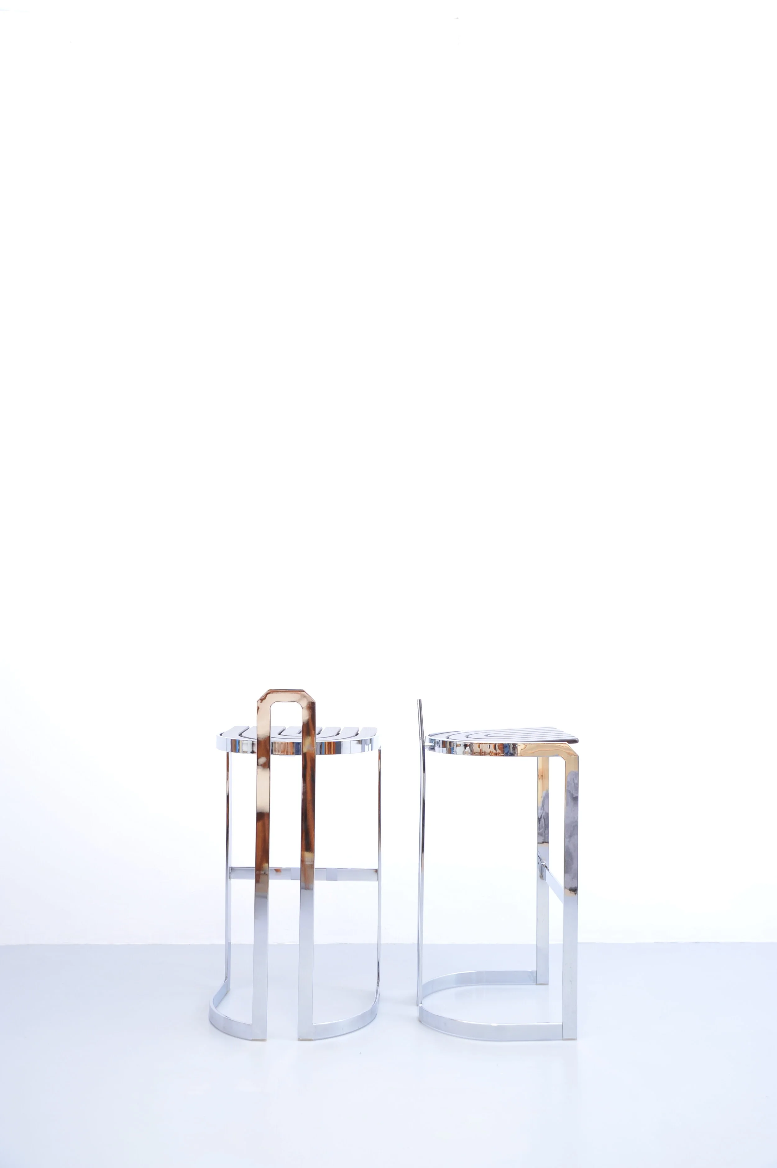 barhocker-hocker-stahl-flachstahl-italien-paar-frontseite.JPG