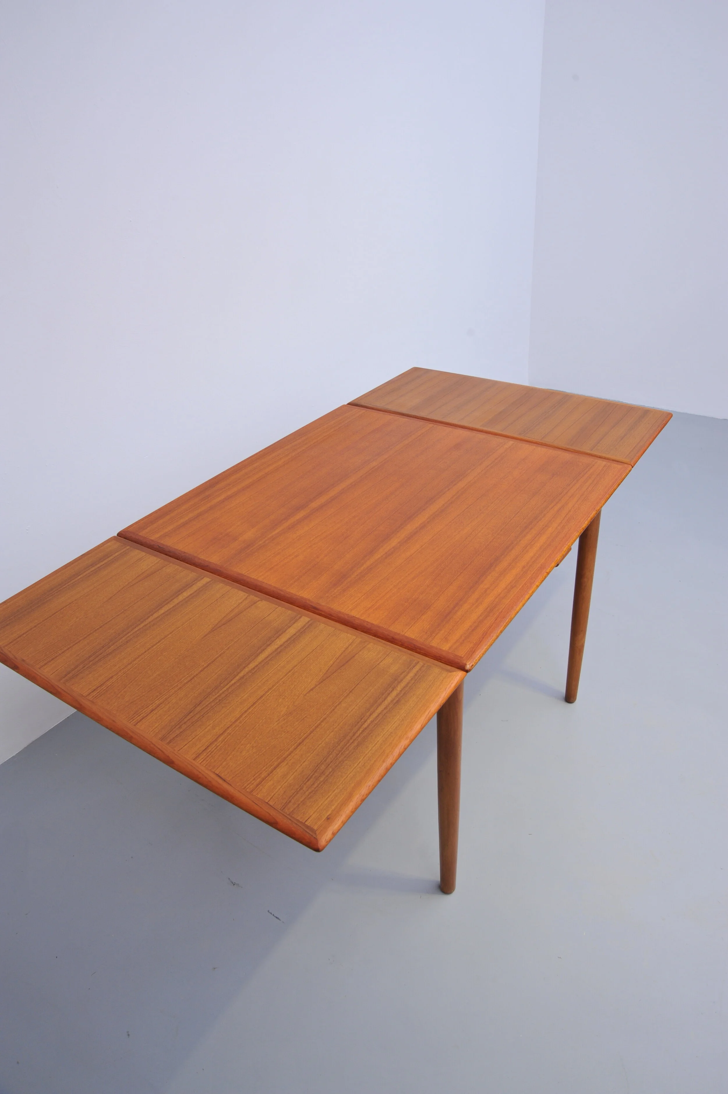 teak-esstisch-dänemark-braun-teakholz-tisch-auszug.JPG