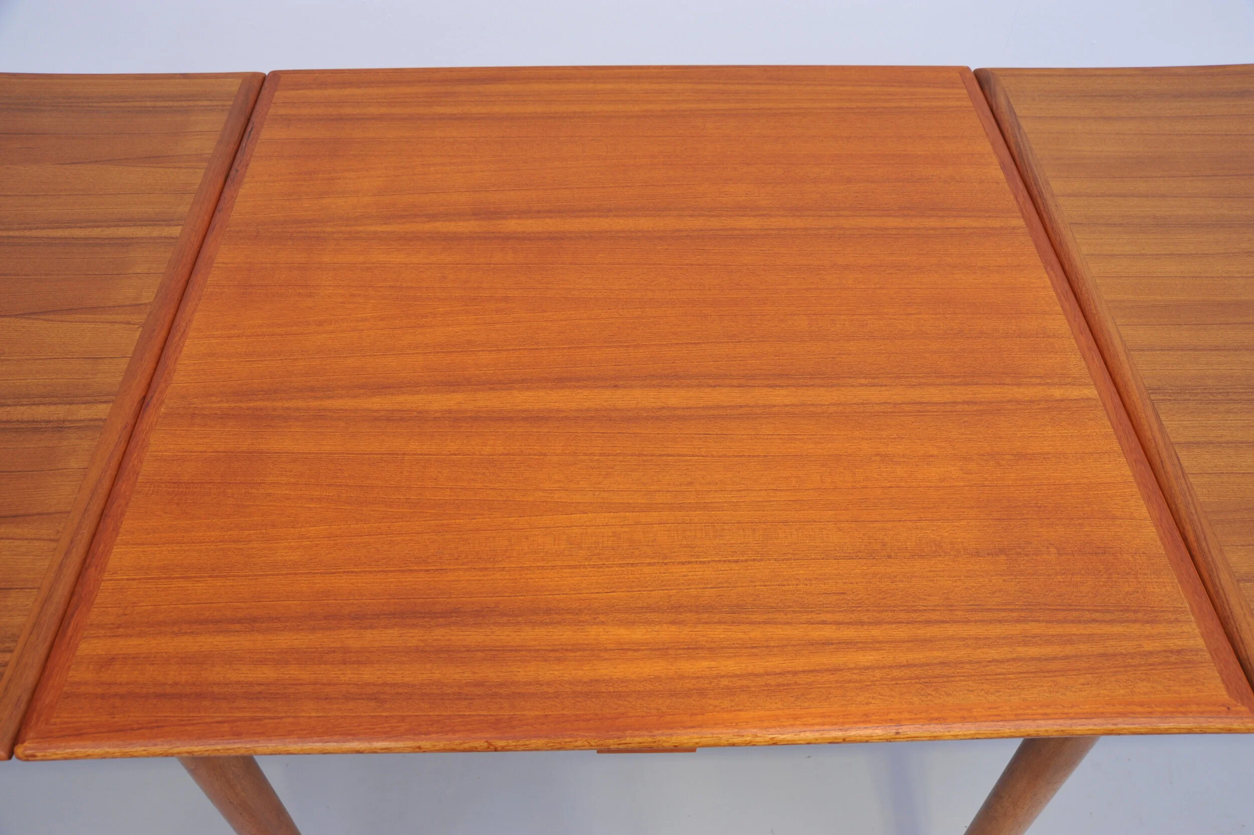 teak-esstisch-dänemark-braun-teakholz-tisch-furnier.JPG
