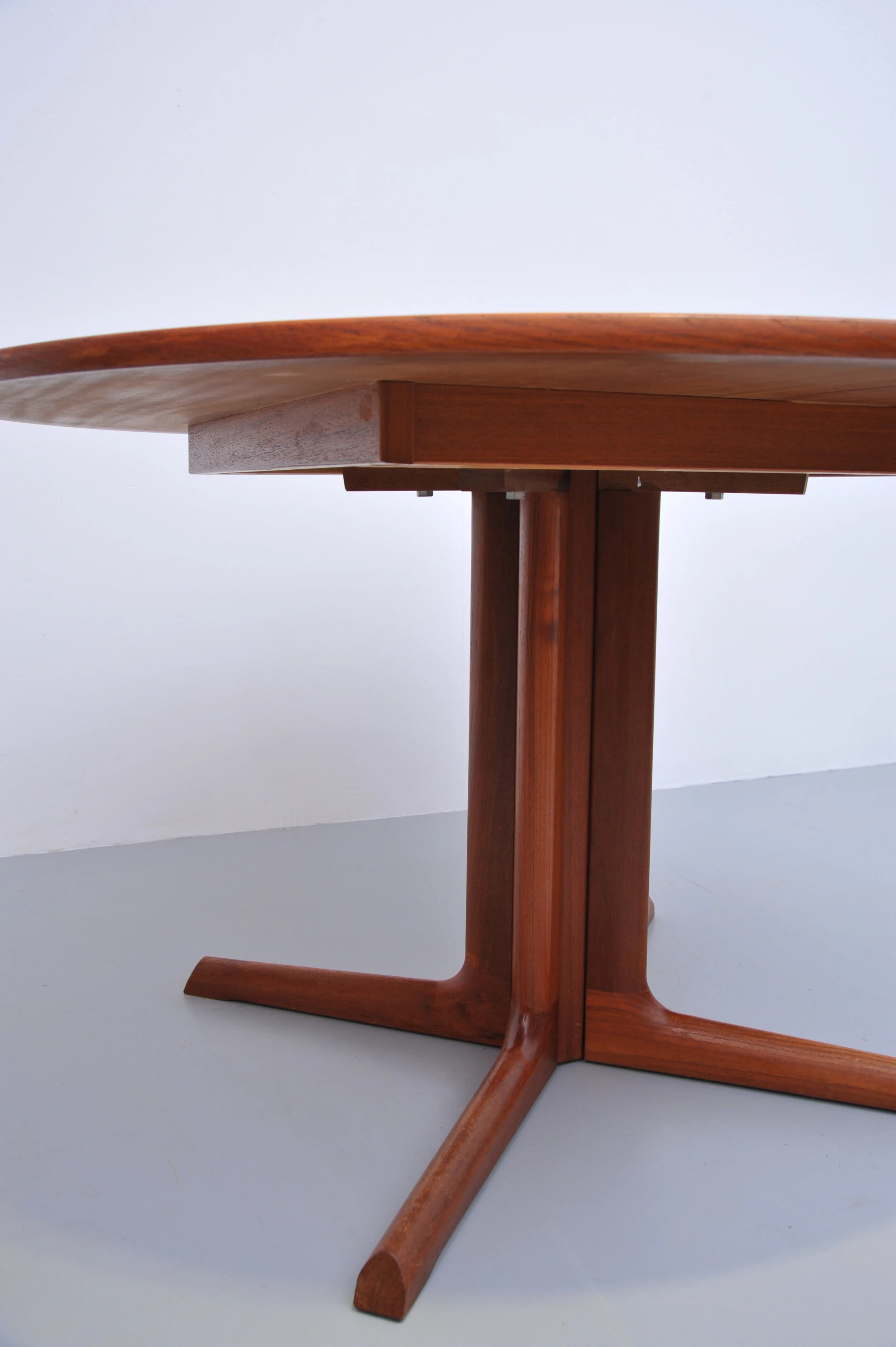 esstisch-dänemark-teak-braun-teakholz-tisch-bein.JPG