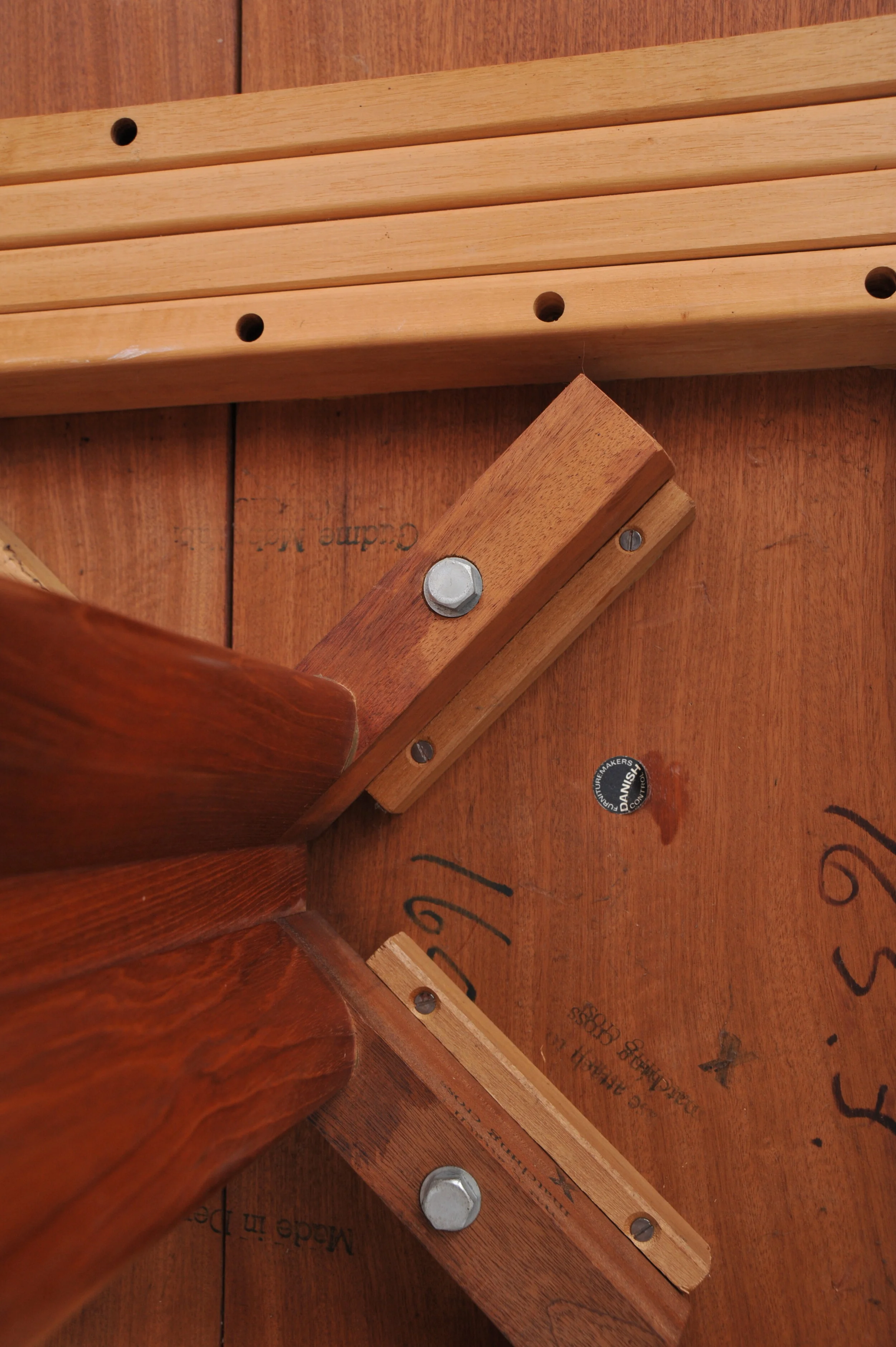 esstisch-dänemark-teak-braun-teakholz-tisch-drunter.JPG