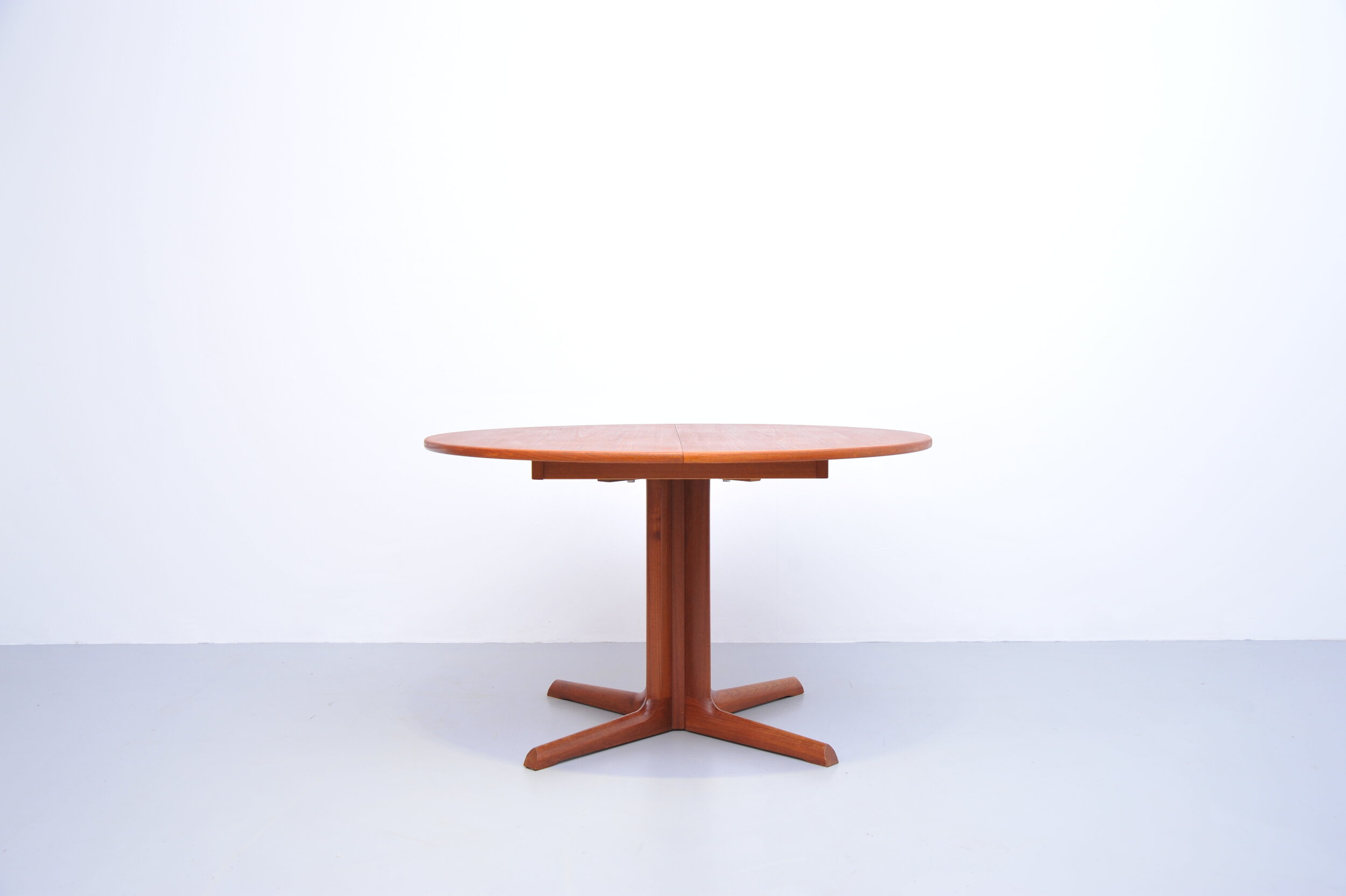 esstisch-dänemark-teak-braun-teakholz-tisch-front.JPG