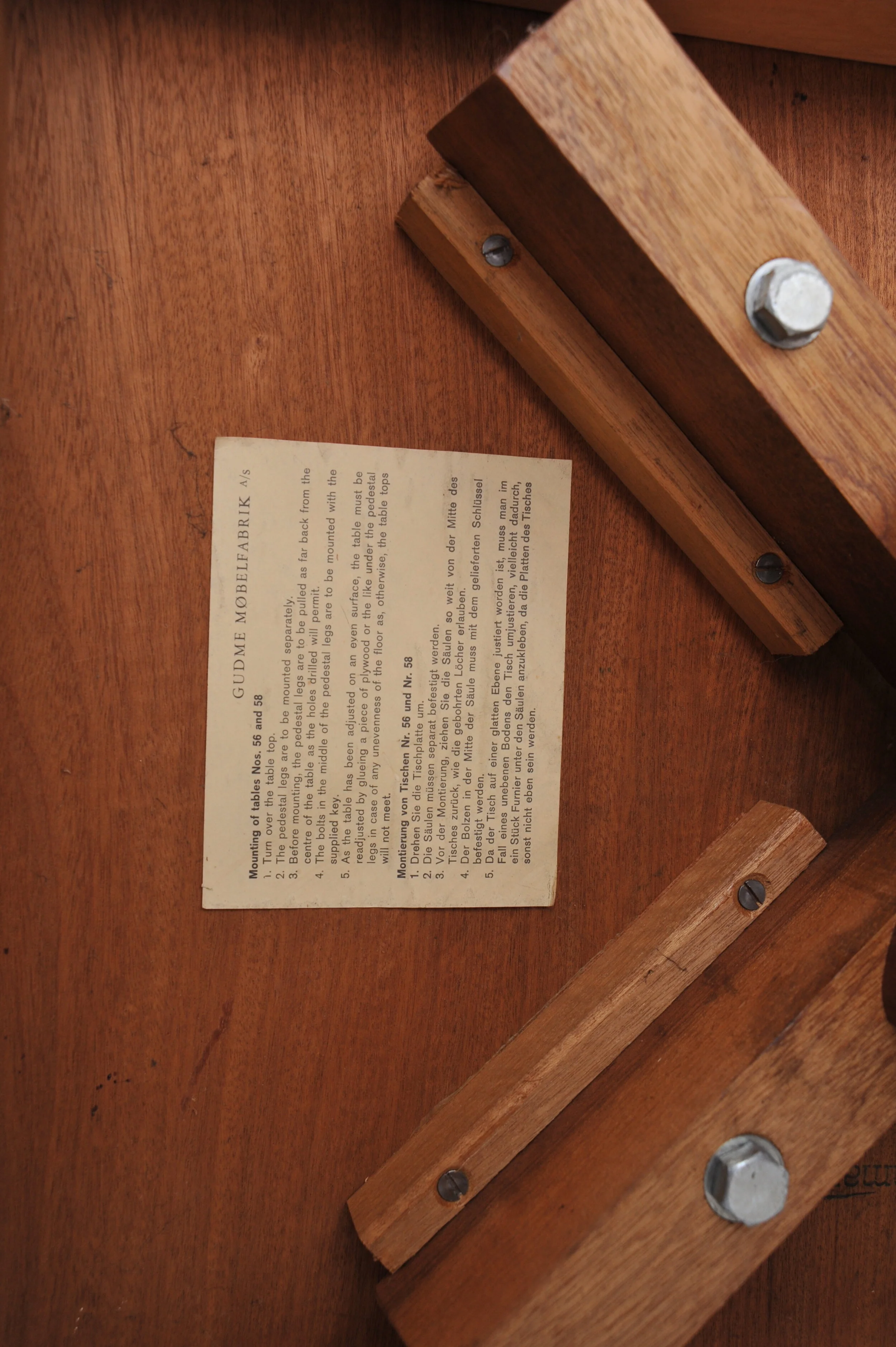 gudme-møbelfabrik-esstisch-dänemark-teak-braun-teakholz-tisch-zettel.JPG