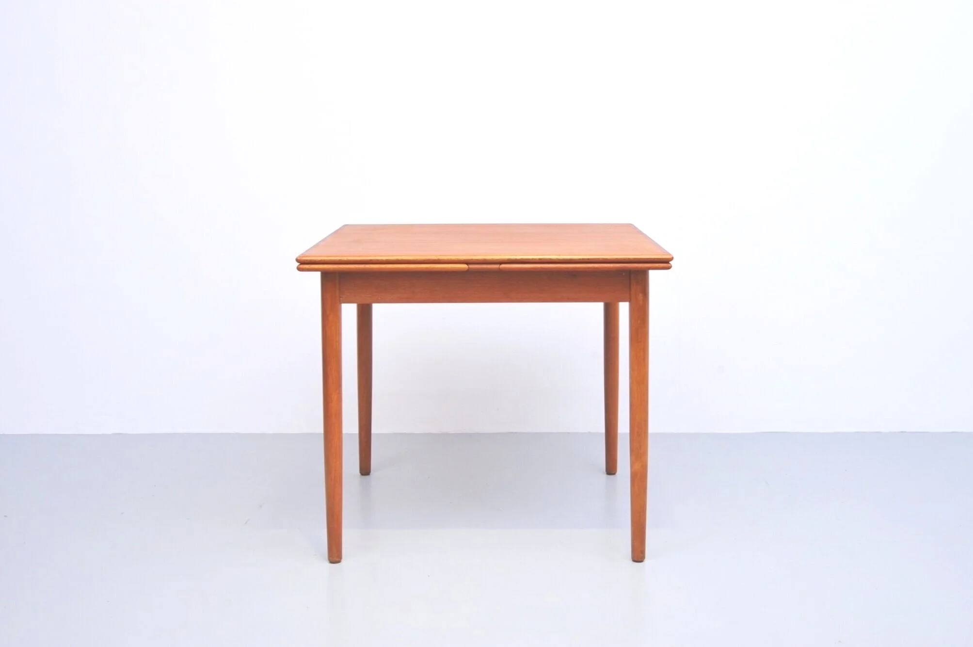 teak-esstisch-dänemark-braun-teakholz-tisch-beine.JPG