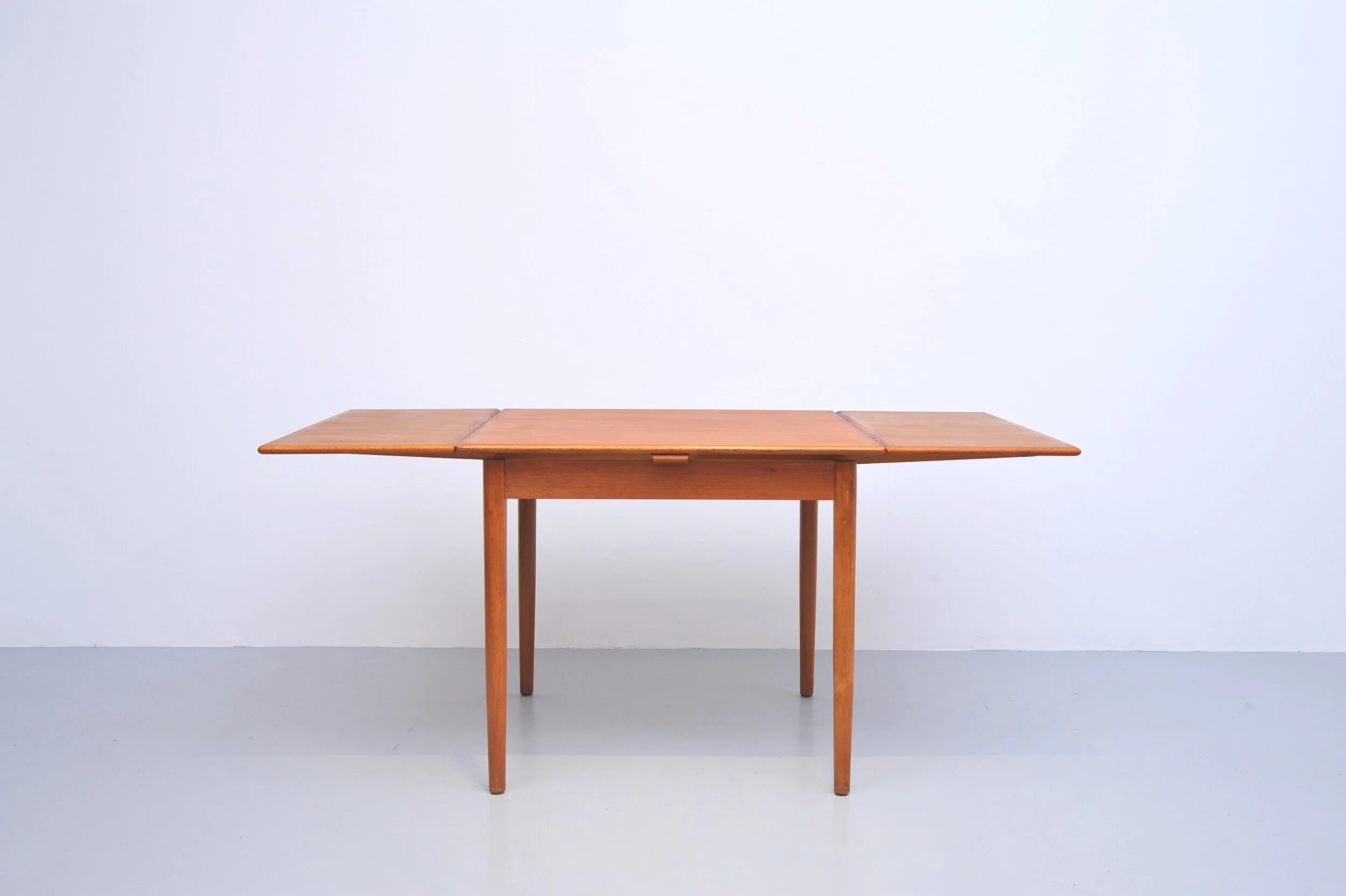teak-esstisch-dänemark-braun-teakholz-tisch-front.JPG
