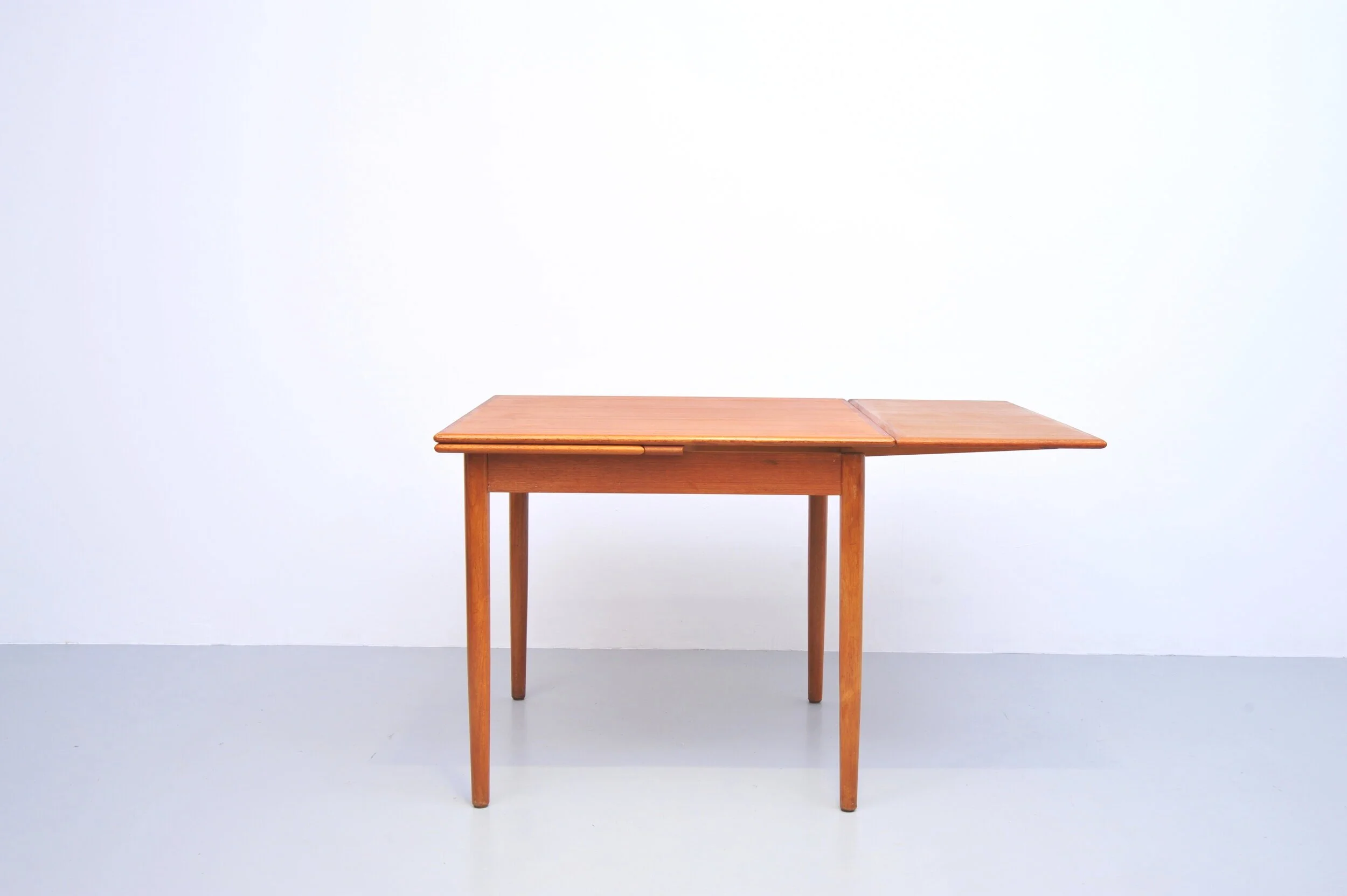 teak-esstisch-dänemark-braun-teakholz-tisch-seite.JPG