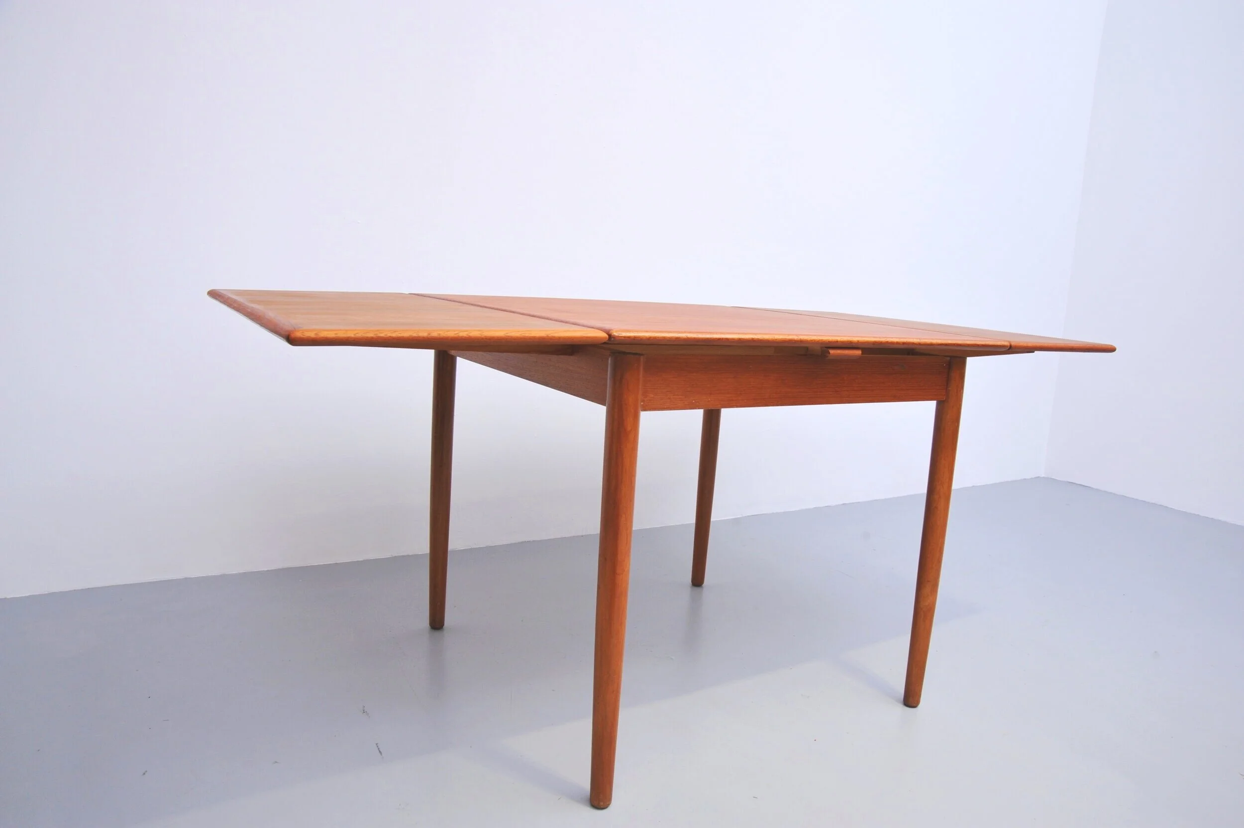 teak-esstisch-dänemark-braun-teakholz-tisch-bein.JPG