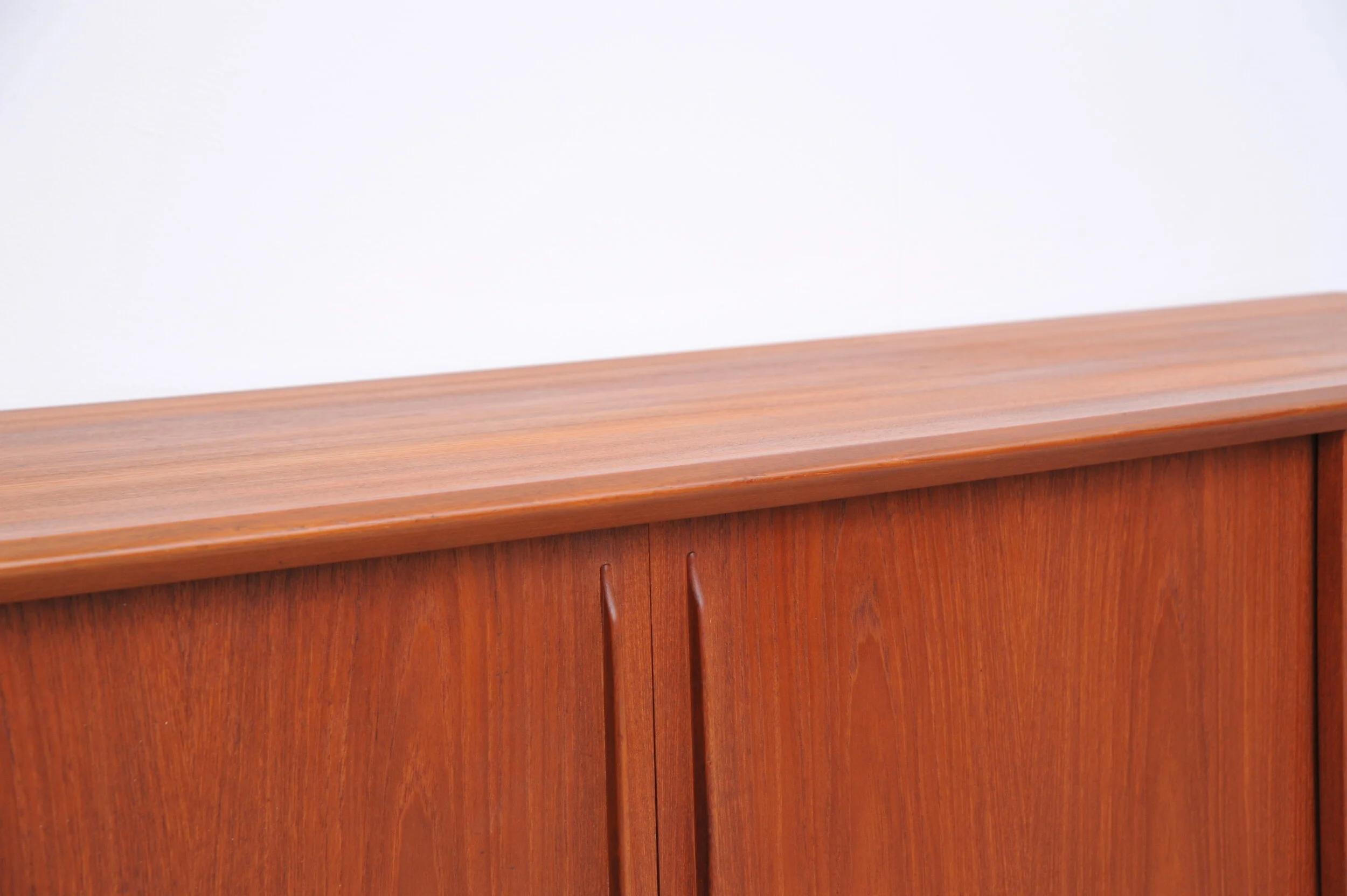 arne-vodder-sideboard-teak-h.-p.-hansen-dänemark-kante.JPG