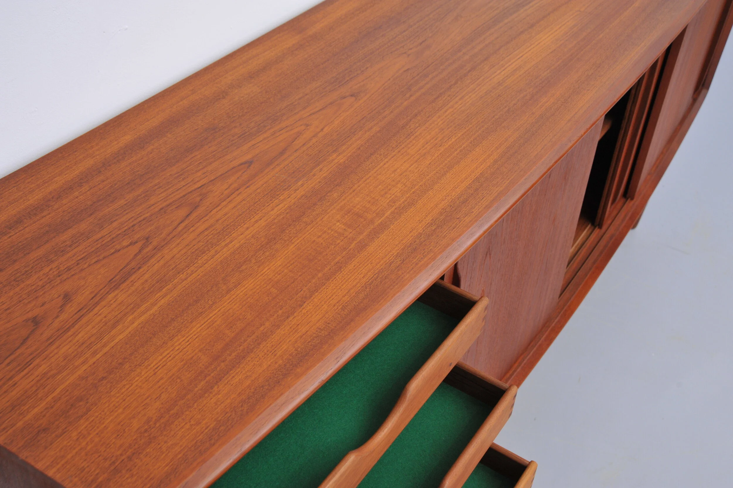arne-vodder-sideboard-teak-h.-p.-hansen-dänemark-platte.JPG