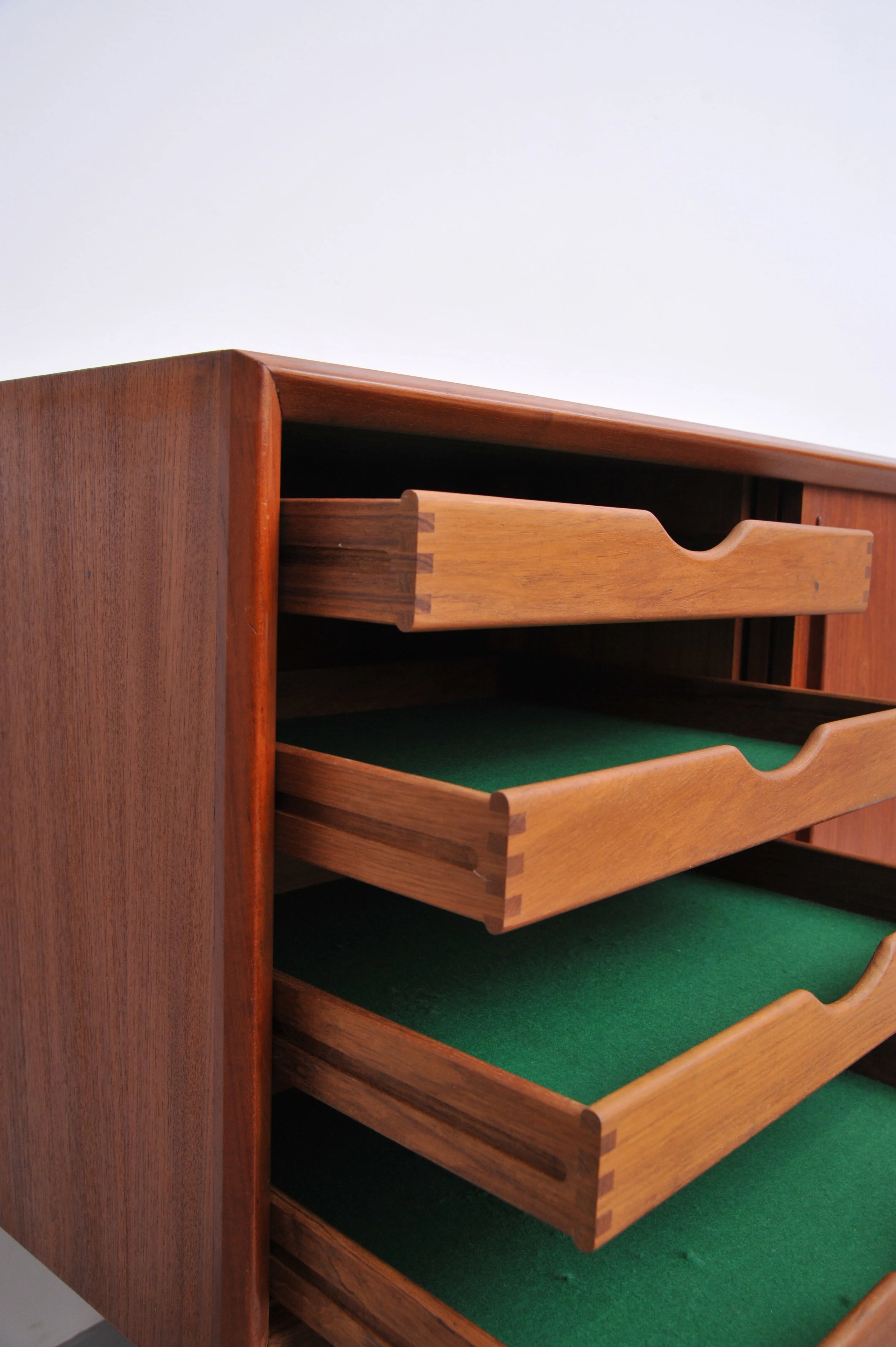 arne-vodder-sideboard-teak-h.-p.-hansen-dänemark-schbladen-seite.JPG